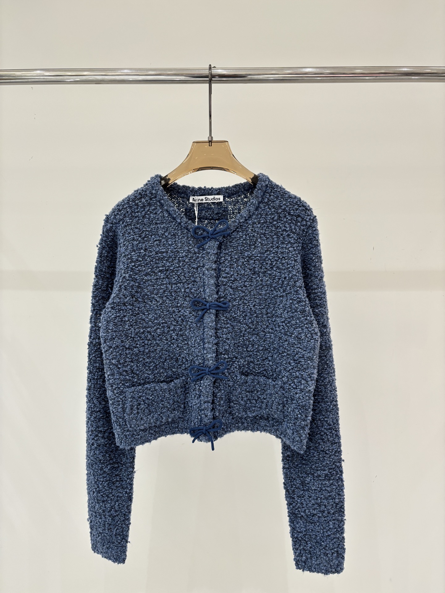 NO:761819,acne cardigan｜26 early spring new round neck letter logo patch jacquard three-dimensional bow decoration soft waxy casual knitted cardigan color navy blue sizeSML,,acne studios,19860909acne开衫｜26早春新款圆领字母logo贴布提花立体蝴蝶结装饰软糯休闲针织开衫 颜色藏蓝 sizeSML,,acne studios,,Women's clothing