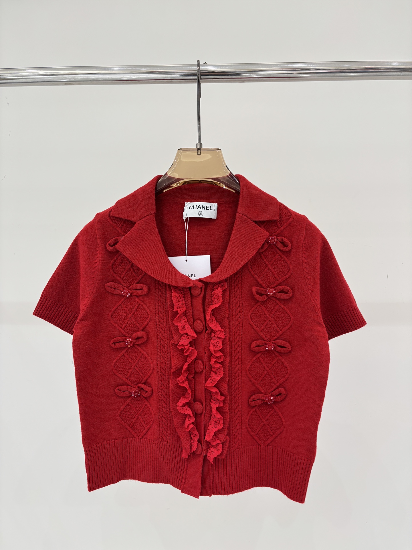 NO:761824,Xiaoxiang short sleeves｜26 early spring new style lapel three-dimensional bow small lace diamond pattern decoration simple casual knitted short sleeves color red sizeSML,,T-shirt,19860909小香短袖｜26早春新款翻领立体蝴蝶结小花边菱形花纹装饰简约休闲针织短袖 颜色红色 sizeSML,,T-shirt,,Women's clothing