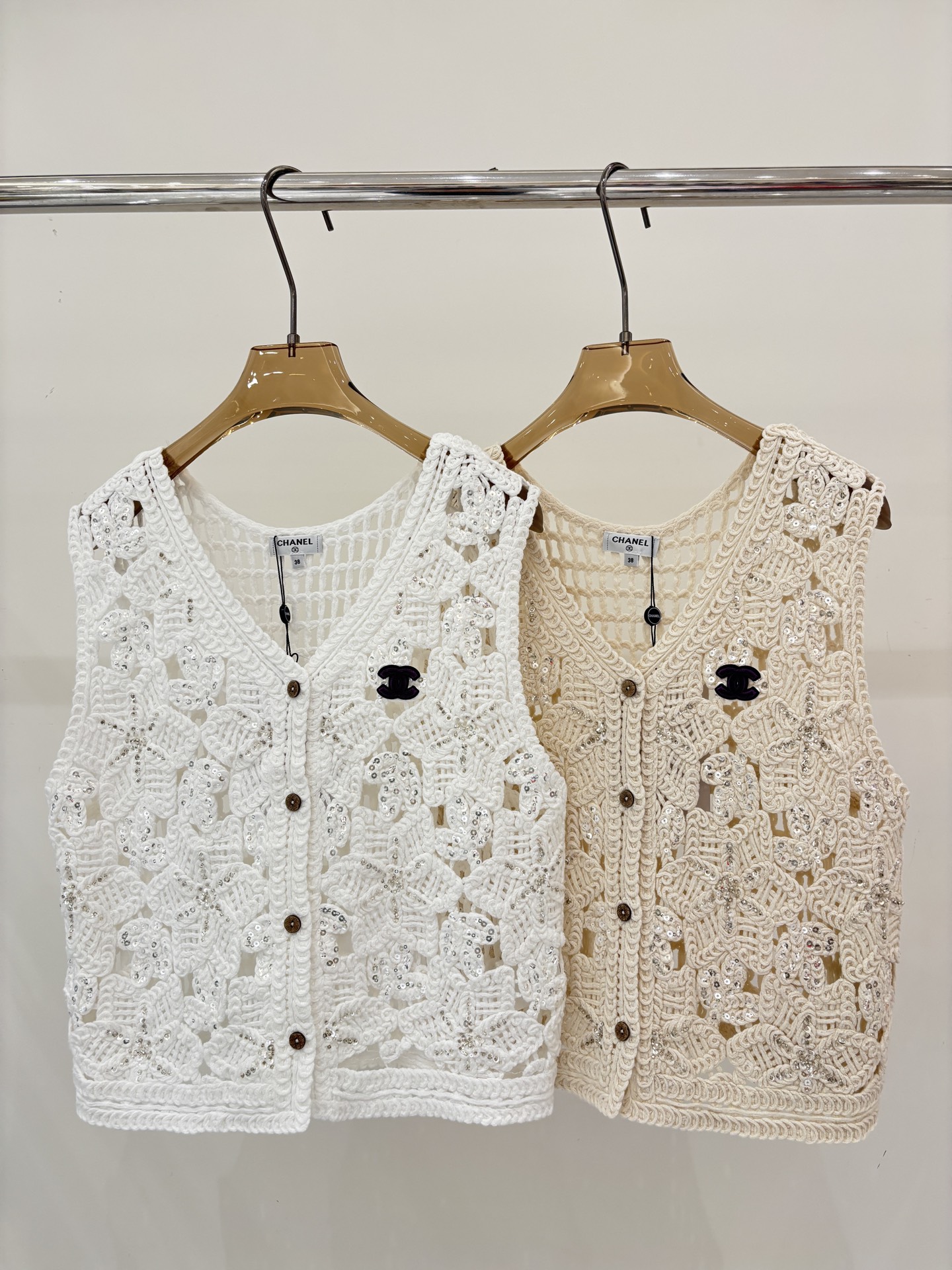 NO:761829,Xiaoxiang vest｜26 early spring new v-neck letter logo three-dimensional jacquard simple hollow pattern design casual knitted vest color white khaki sizeSML,,19860909小香背心｜26早春新款v领字母logo立体提花简约镂空花纹设计休闲针织背心 颜色白色 卡其 sizeSML,,,Women's clothing