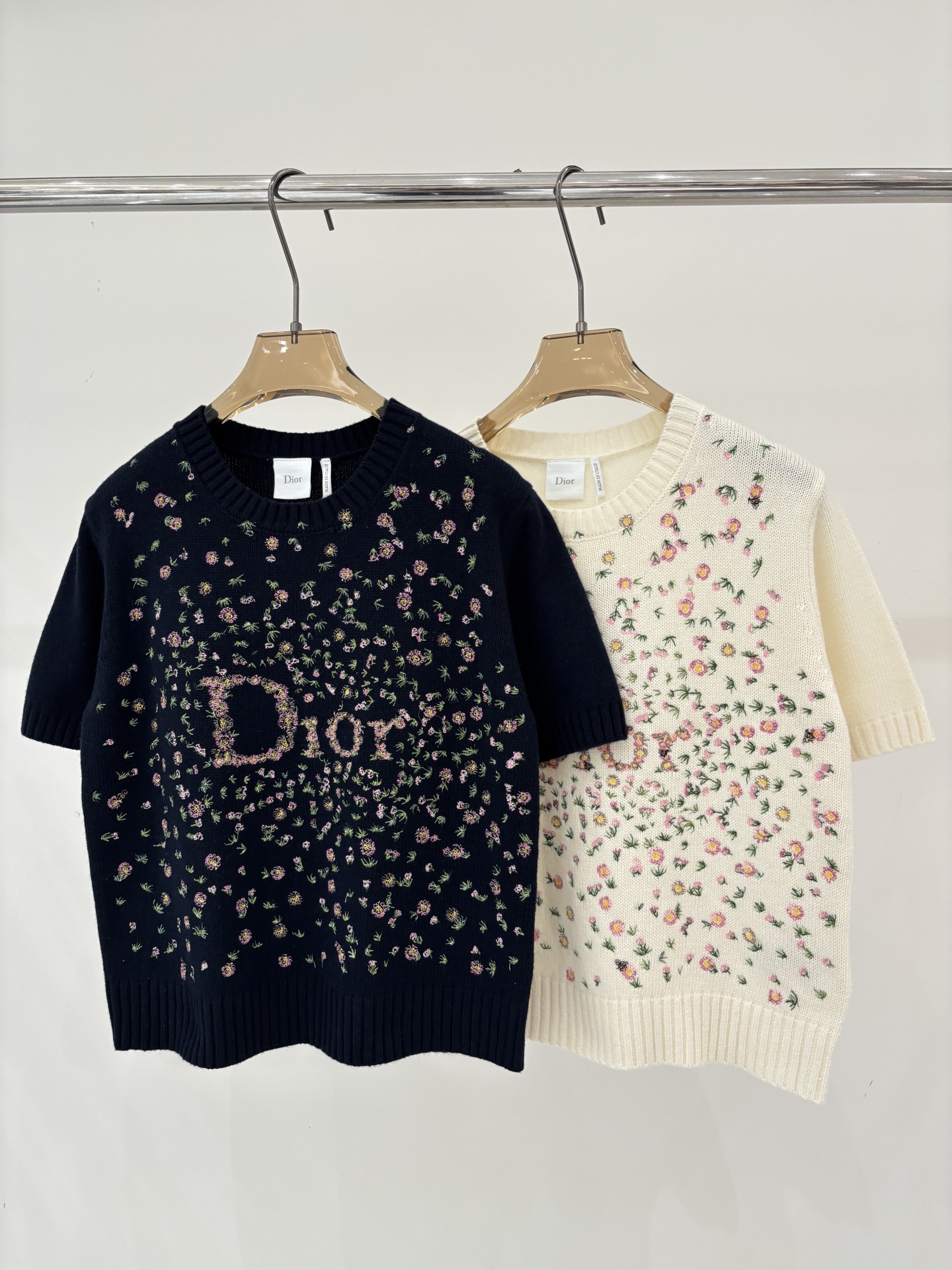 NO:761834,D Home Short Sleeves｜26 Early Spring New Style Round Neck Letter Logo Flower Color Embroidery Jacquard Soft Waxy Casual Knitted Short Sleeves Color Navy Beige sizeSML,,dior,T-shirt,19860909D家短袖｜26早春新款圆领字母logo花卉彩色刺绣提花软糯休闲针织短袖 颜色藏蓝 米色 sizeSML,,dior,T-shirt,,Women's clothing