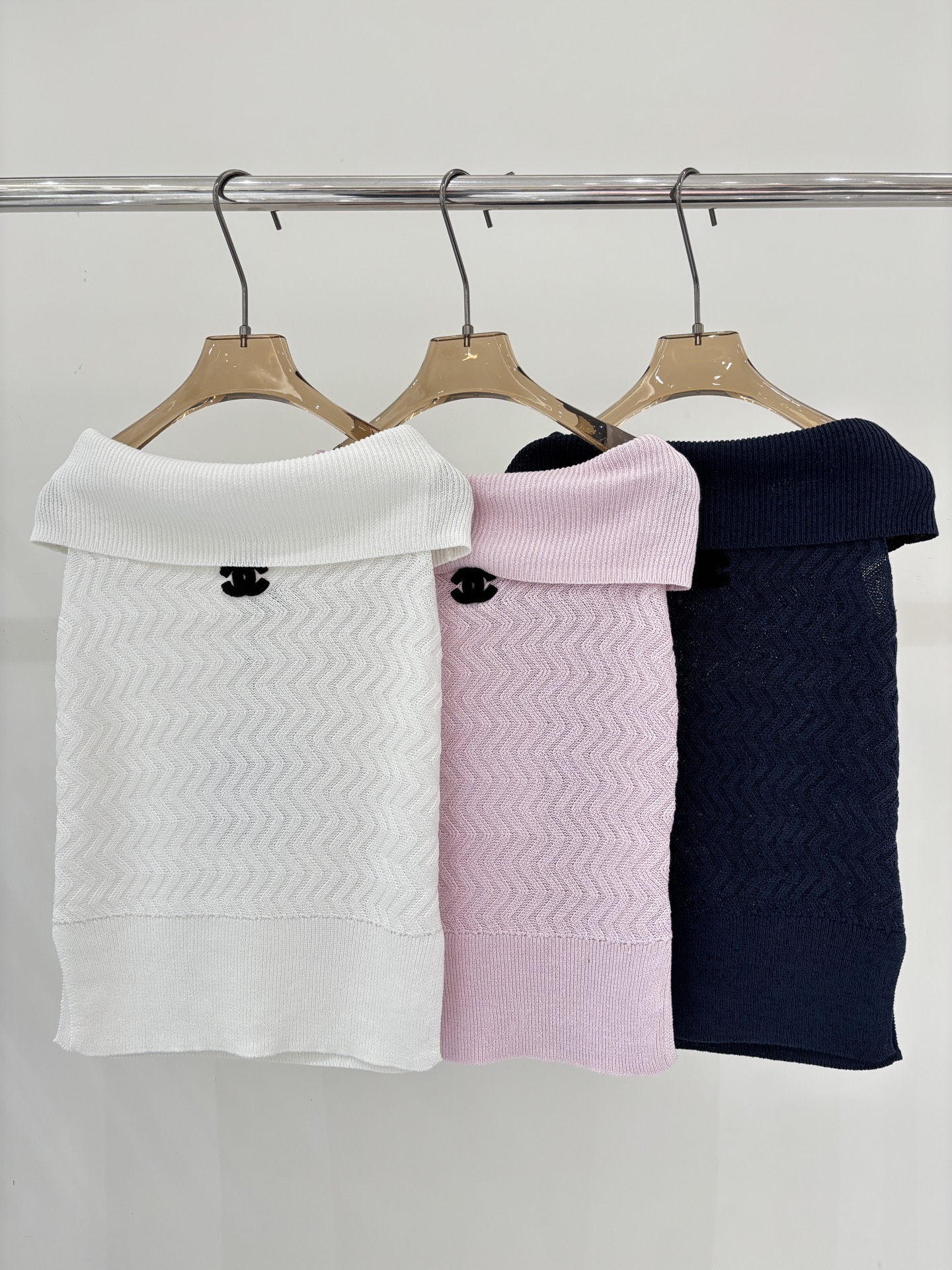 NO:761838,Xiaoxiang vest | 26 early spring new one-shoulder letter logo three-dimensional jacquard simple three-dimensional pattern decoration casual thin knitted vest color white pink navy blue sizeSML,,19860909小香背心｜26早春新款一字肩字母logo立体提花简约立体花纹装饰休闲薄款针织背心 颜色白色 粉色 藏蓝 sizeSML,,,Women's clothing