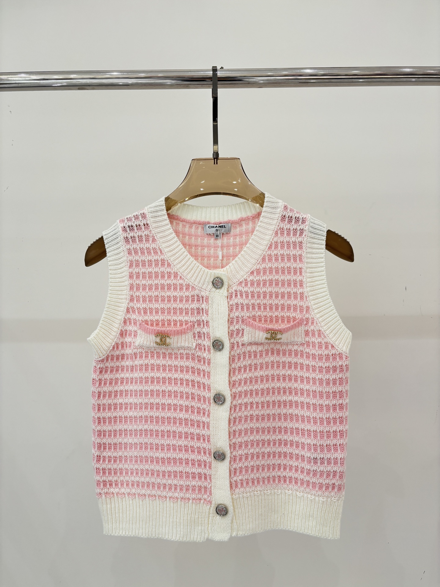 NO:761843,Xiaoxiang Vest｜26 Early Spring New Style Round Neck Letter Logo Intarsia Buttons Casual Plaid Contrast Color Design Casual Knitted Vest Color Pink sizeSML,,19860909小香背心｜26早春新款圆领字母logo嵌花钮扣休闲格纹撞色设计休闲针织背心 颜色粉色 sizeSML,,,Women's clothing