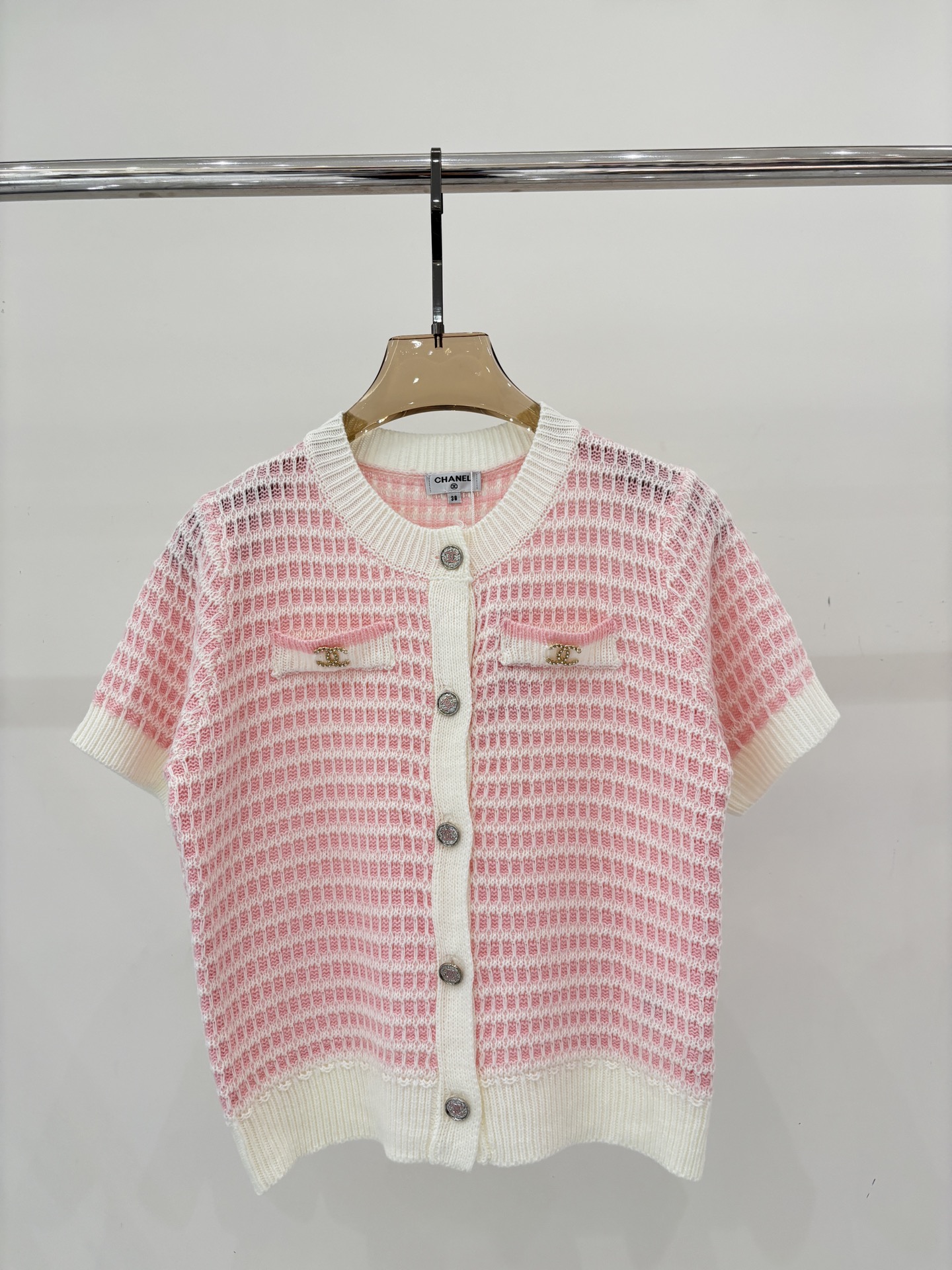 NO:761848,Xiaoxiang short sleeves｜26 early spring new round neck letter logo intarsia buttons casual plaid contrast design casual knitted short sleeves color pink sizeSML,,T-shirt,19860909小香短袖｜26早春新款圆领字母logo嵌花钮扣休闲格纹撞色设计休闲针织短袖 颜色粉色 sizeSML,,T-shirt,,Women's clothing