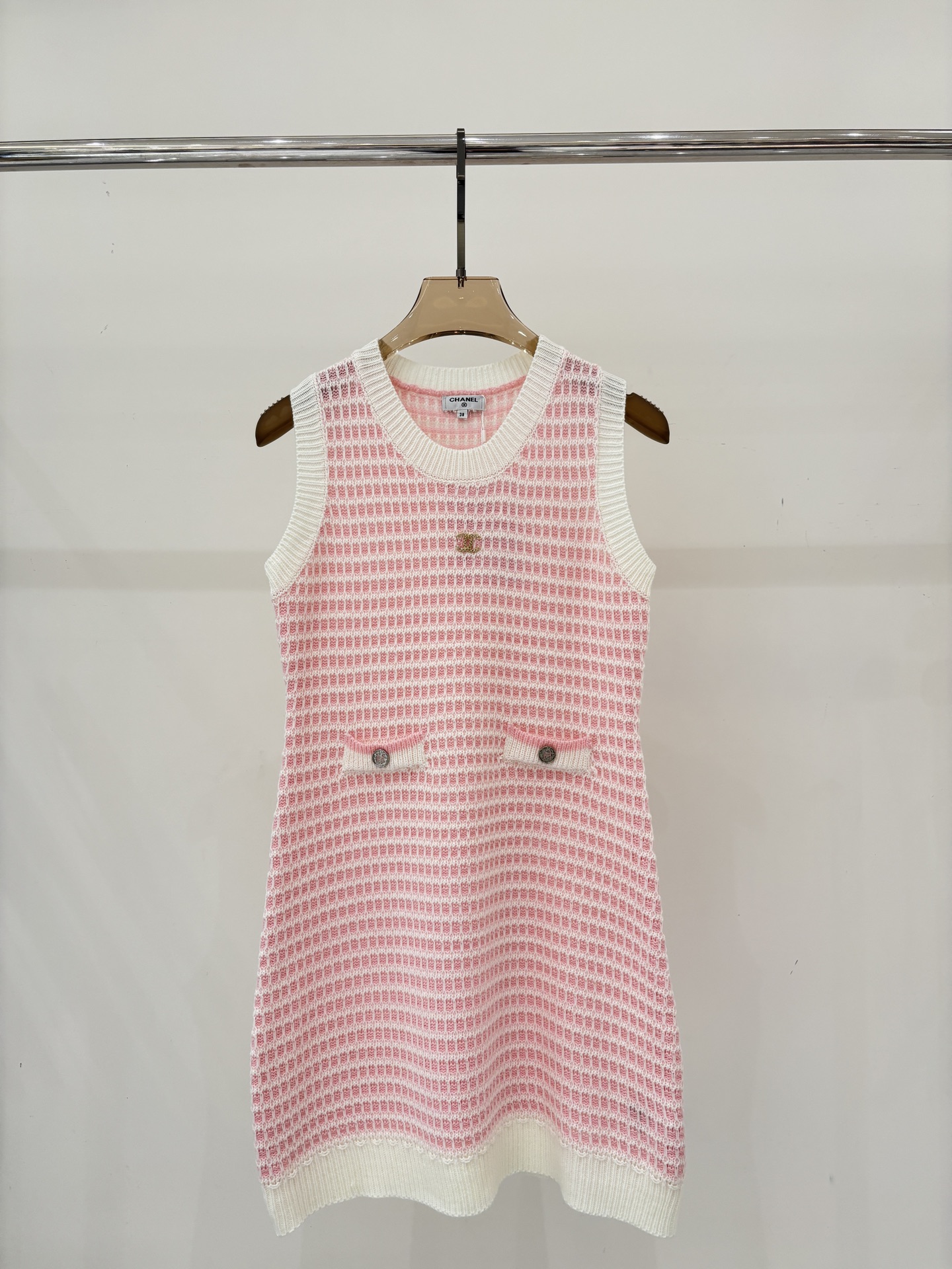NO:761853,Xiaoxiang tank top | 26 early spring new round neck letter logo intarsia buttons casual plaid contrast design casual knitted tank top color pink sizeSML,,skirts,19860909小香背心裙｜26早春新款圆领字母logo嵌花钮扣休闲格纹撞色设计休闲针织背心裙 颜色粉色 sizeSML,,skirts,,Women's clothing