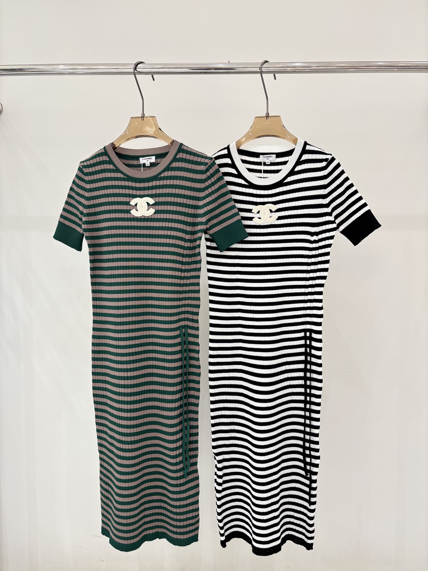 NO:761859,Xiaoxiang dress｜26 early spring new round neck letter logo three-dimensional jacquard stripe color matching design side drawstring adjustable knitted dress color green white sizeSML,,skirts,19860909小香连衣裙｜26早春新款圆领字母logo立体提花条纹拼色设计侧边抽绳可调节针织连衣裙 颜色绿色 白色 sizeSML,,skirts,,Women's clothing