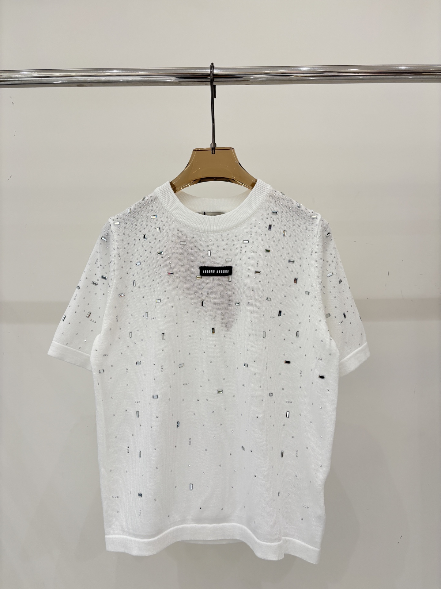 NO:761820,miu short-sleeved | 26 early spring new style round neck letter logo patch jacquard simple special-shaped hot diamond design casual thin knitted short-sleeved color white sizeSML,,miumiu,T-shirt,19860909miu短袖｜26早春新款圆领字母logo贴布提花简约异形烫钻设计休闲薄款针织短袖 颜色白色 sizeSML,,miumiu,T-shirt,,Women's clothing