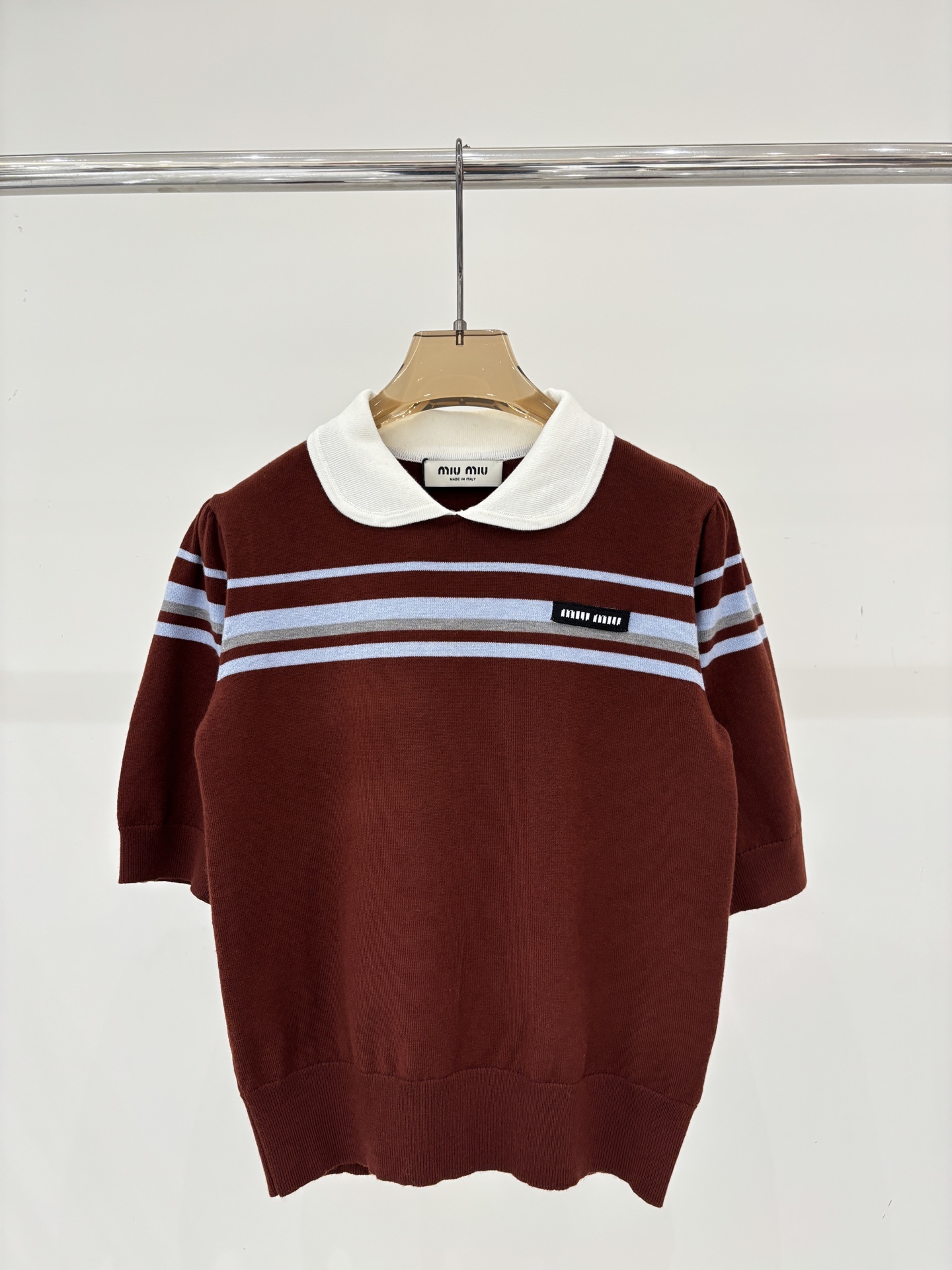 NO:761825,miu short-sleeved | 26 early spring new style lapel letter logo patch jacquard chest stripe color matching design simple casual thin knitted short-sleeved color brown sizeSML,,miumiu,T-shirt,19860909miu短袖｜26早春新款翻领字母logo贴布提花胸前条纹拼色设计简约休闲薄款针织短袖 颜色褐色 sizeSML,,miumiu,T-shirt,,Women's clothing