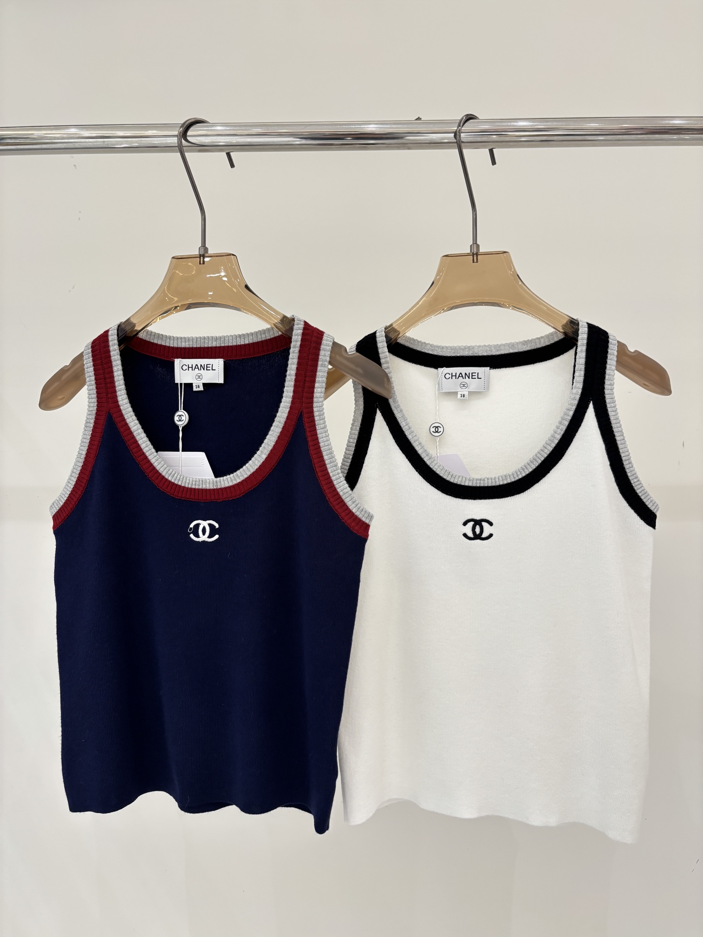 NO:761830,Xiaoxiang vest｜26 early spring new round neck letter logo embroidered jacquard collar striped color matching design simple casual knitted vest color white navy sizeSML,,19860909小香背心｜26早春新款圆领字母logo刺绣提花领口条纹拼色设计简约休闲针织背心 颜色白色 藏蓝 sizeSML,,,Women's clothing