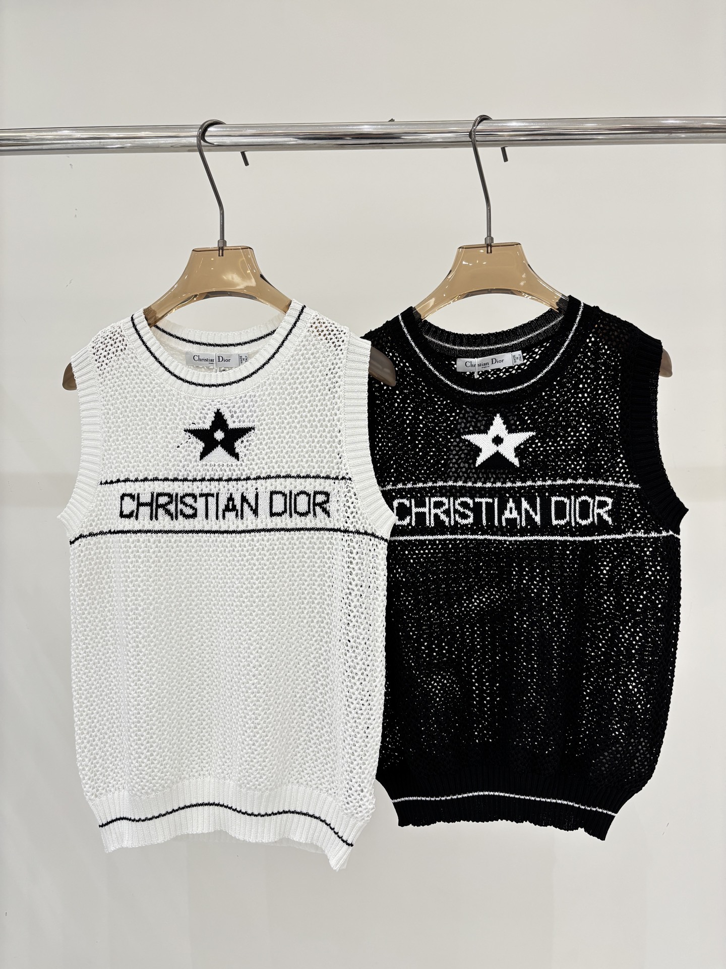 NO:761835,D Home Vest｜26 Early Spring New Round Neck Letter Logo Stars Contrast Color Jacquard Hollow Pattern Sports Style Knitted Vest Color White Black sizeSML,,dior,19860909D家背心｜26早春新款圆领字母logo星星撞色提花镂空花纹运动风针织背心 颜色白色 黑色 sizeSML,,dior,,Women's clothing