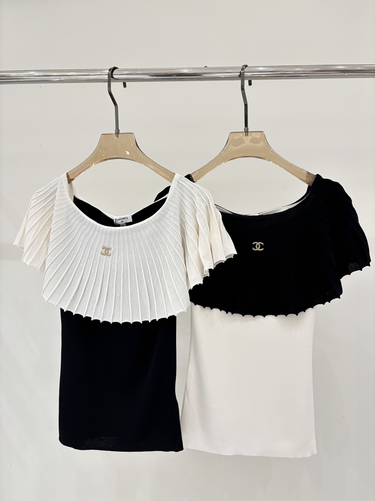 NO:761844,miu short-sleeved | 26 early spring new half open collar lapel letter logo patch jacquard stripe color matching design casual knitted short-sleeved color white navy sizeSML,,miumiu,T-shirt,19860909miu短袖｜26早春新款半开领翻领字母logo贴布提花条纹拼色设计休闲针织短袖 颜色白色 藏蓝 sizeSML,,miumiu,T-shirt,,Women's clothing