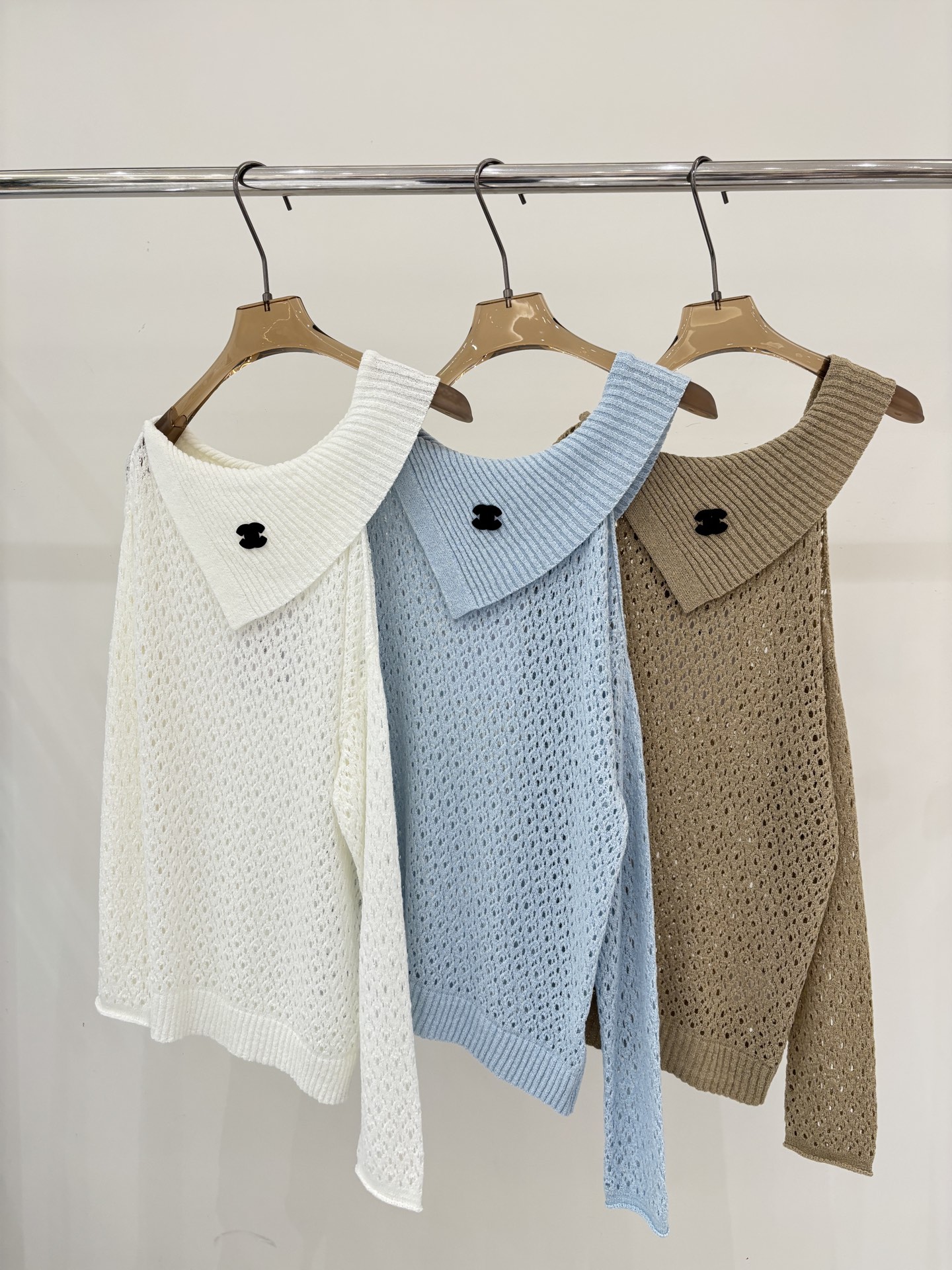 NO:761854,Xiaoxiang long sleeve | 26 early spring new round neck letter logo three-dimensional jacquard oblique shoulder design hollow casual thin knitted long sleeve color white blue brown sizeSML,,19860909小香长袖｜26早春新款圆领字母logo立体提花斜肩设计镂空休闲薄款针织长袖 颜色白色 蓝色 棕色 sizeSML,,,Women's clothing