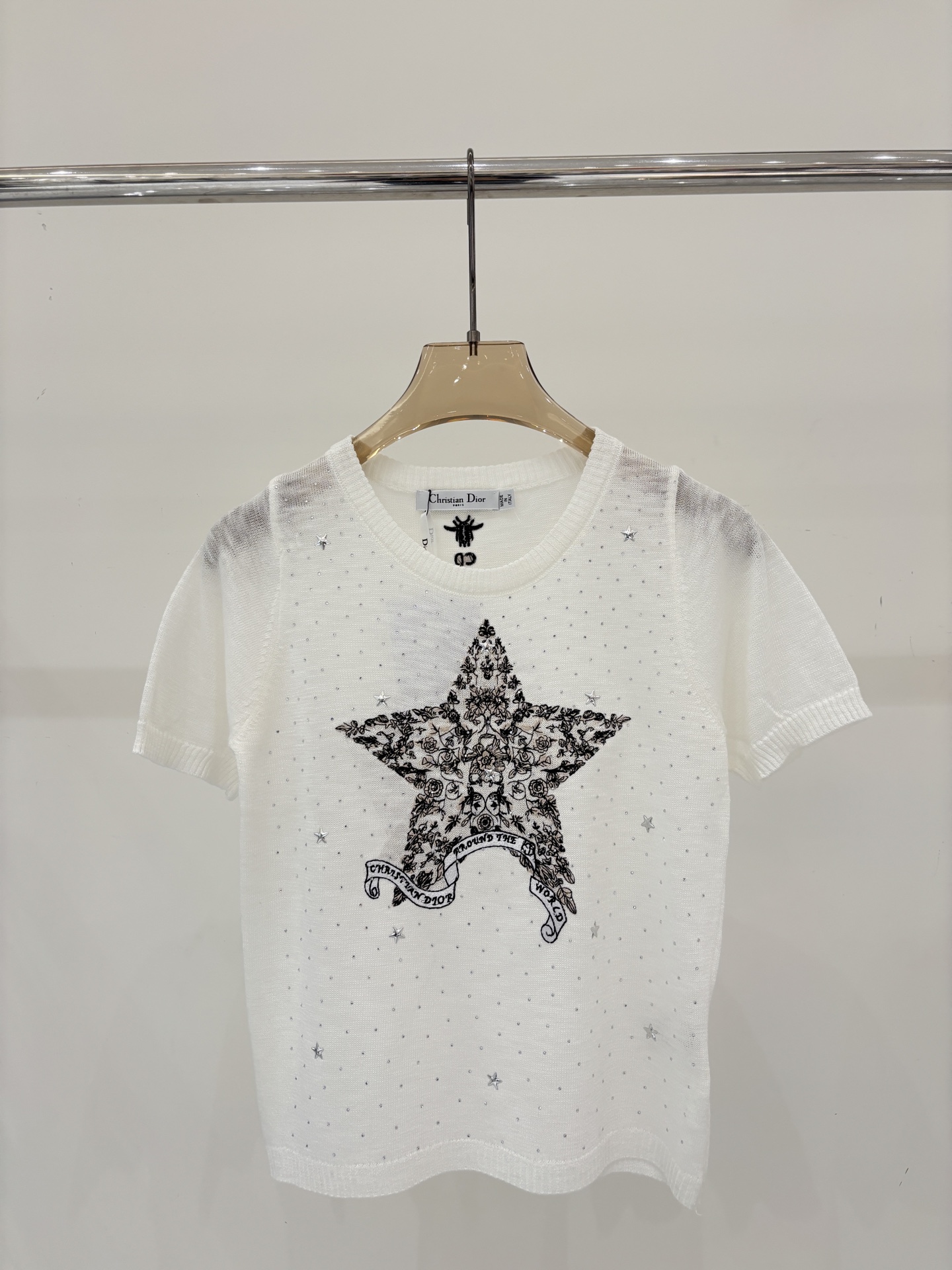 NO:797749,D Home Short Sleeves｜26 Early Spring New Style Round Neck Letter Logo Bee Star Embroidery Jacquard Hot Diamond Decoration Thin Knitted Short Sleeves Color White sizeSML,,dior,T-shirt,19860909D家短袖｜26早春新款圆领字母logo蜜蜂星星刺绣提花烫钻装饰薄款针织短袖 颜色白色 sizeSML,,dior,T-shirt,,Women's clothing