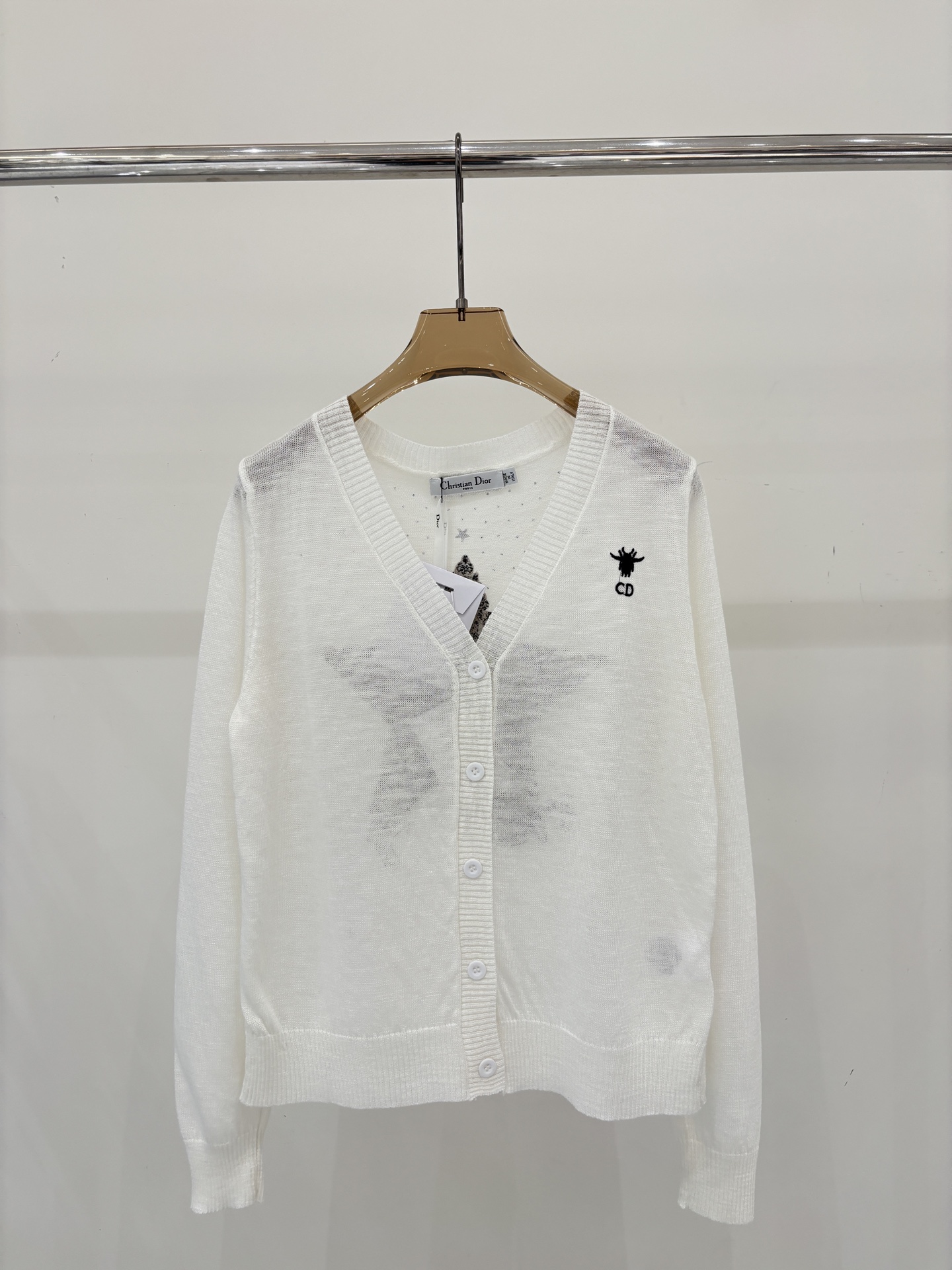 NO:797752,D Family Cardigan｜26 Early Spring New V-neck Letter Logo Bee Star Embroidery Jacquard Hot Diamond Decoration Thin Knitted Cardigan Color White sizeSML,,dior,19860909D家开衫｜26早春新款V领字母logo蜜蜂星星刺绣提花烫钻装饰薄款针织开衫 颜色白色 sizeSML,,dior,,Women's clothing