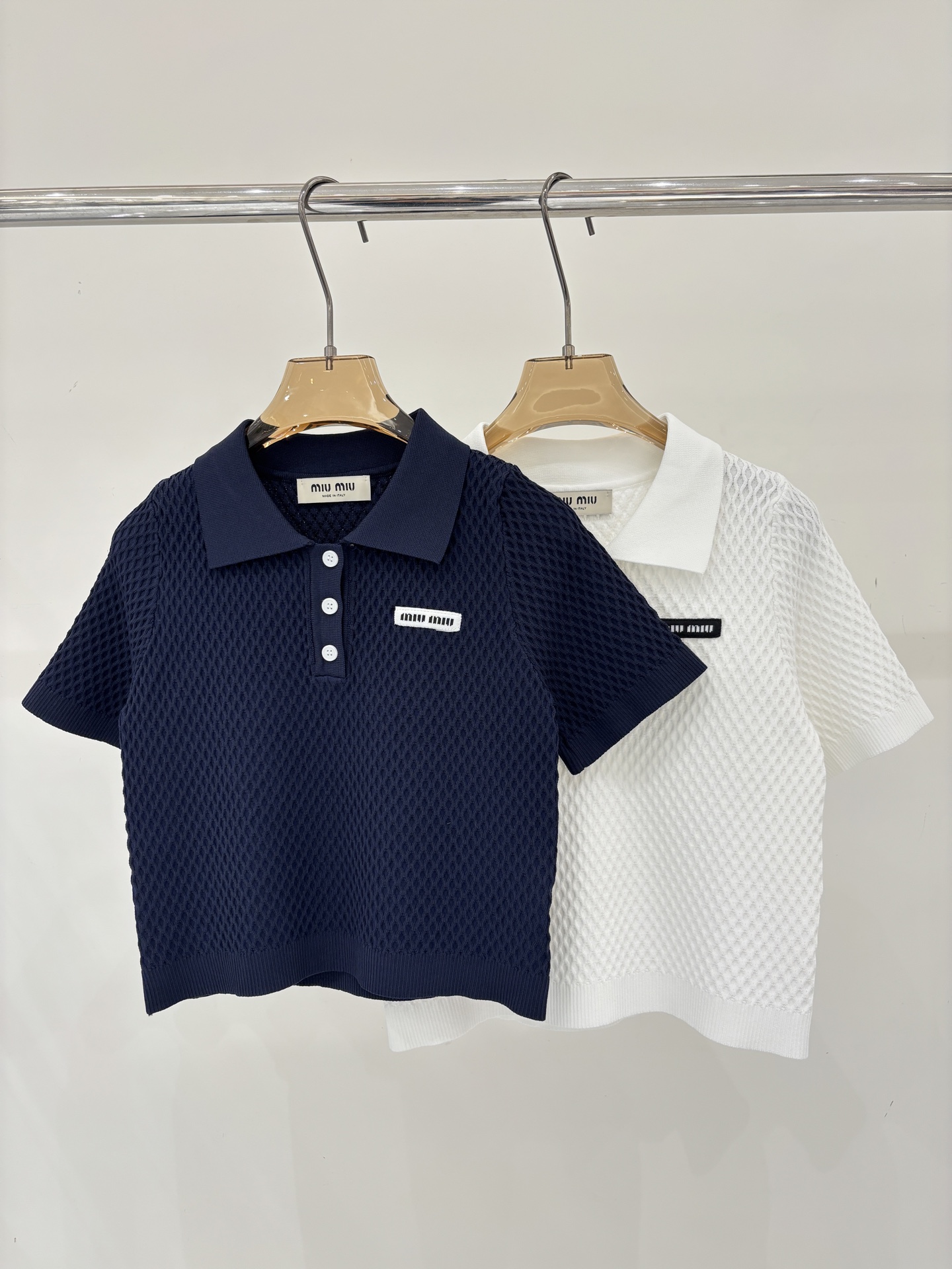 NO:797755,miu short-sleeved | 26 early spring new style lapel letter logo patch jacquard simple casual knitted short-sleeved color navy white sizeSML,,miumiu,T-shirt,19860909miu短袖｜26早春新款翻领字母logo贴布提花简约休闲针织短袖 颜色藏蓝 白色 sizeSML,,miumiu,T-shirt,,Women's clothing