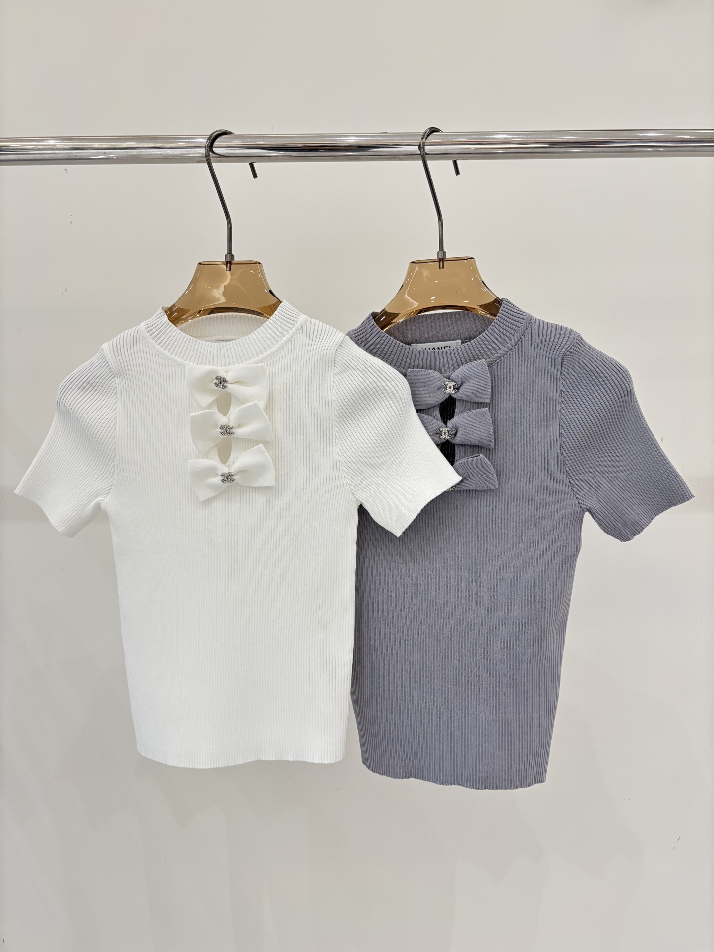 NO:797758,Xiaoxiang short sleeves｜26 early spring new style round neck letter logo three-dimensional bow decoration simple slim fit knitted short sleeves color white gray sizeSML,,T-shirt,19860909小香短袖｜26早春新款圆领字母logo立体蝴蝶结装饰简约修身针织短袖 颜色白色 灰色 sizeSML,,T-shirt,,Women's clothing