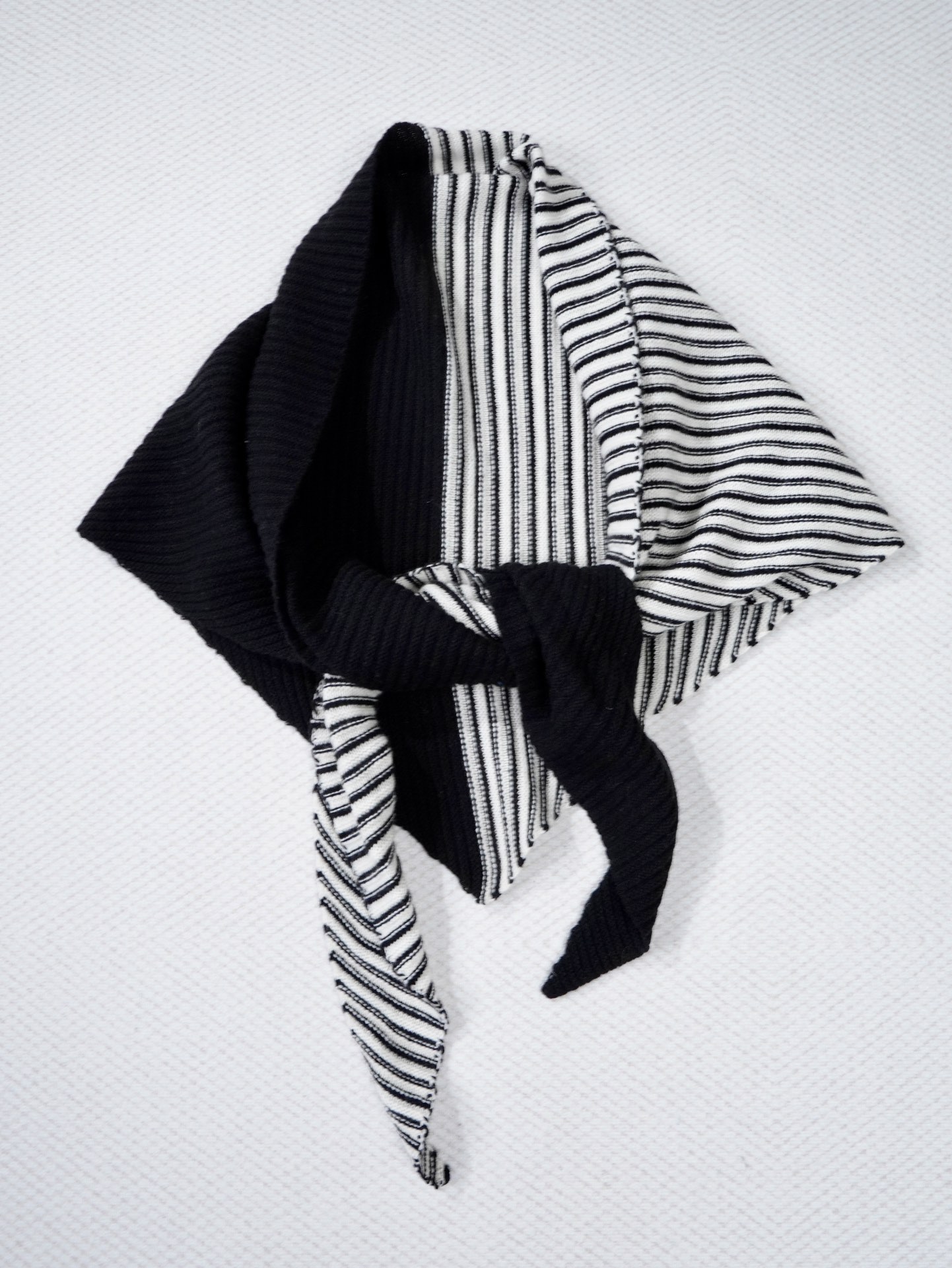 zydlb. Not equipped, plush black and white striped triangle scarf \n size: zdwlq × yybsq × yybSQCM\n fabric: 10%cashmere 90%wool \n classic 1 color \n sensor girl with shawl with high -end woolen cashmere, oversized size , Songdong feel, easily create urban relaxation \n without standard, mind placing orders carefully!