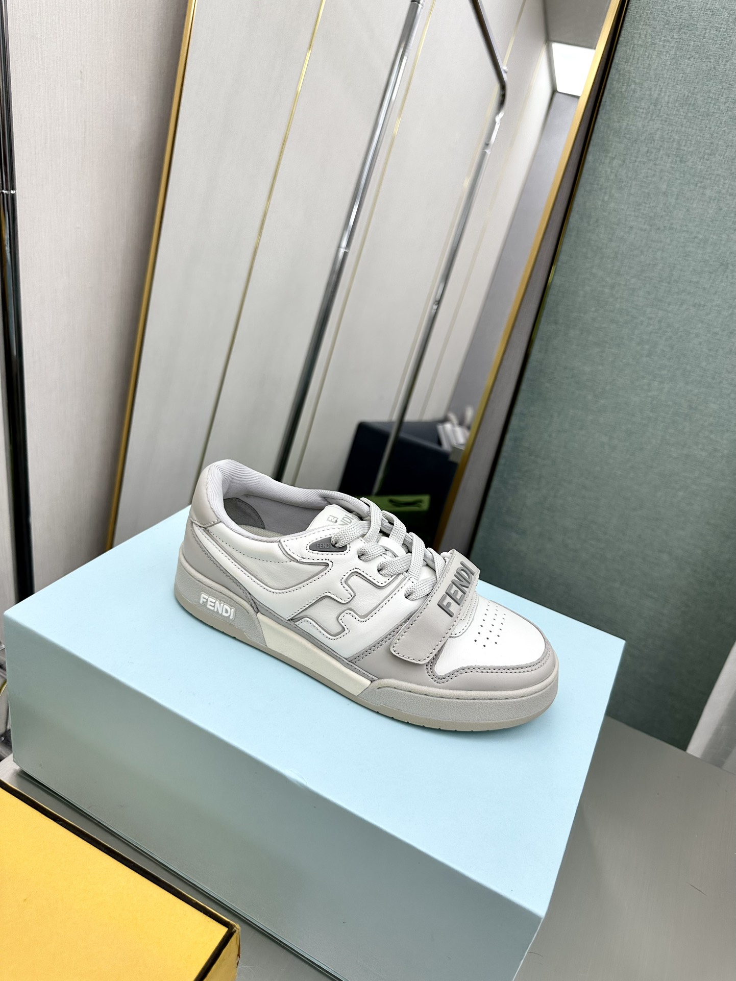 NO:559736,Top version for couples, men's and women's sizes, Fendi~~2025's latest hot model, the first sports shoe~~fendi match basketball sneakers, the latest elements are injected with FF retro design, super classic and versatile series... The upper is made of cowhide and cowhide splicing combination, the double F logo is raised on the side, the lining is made of terry cloth, TPU combination two-color outsole, women's model 35-40 / men's model 39-45  True size, casual shoes/sports shoes, fendi, fendi, sneakers, cowhide19860909顶级版本情侣款男女码 Fendi芬迪~~2025最新爆款 首款运动鞋~~fendi match篮球运动鞋,最新元素注入加FF复古的设计,超经典百搭系列…… 鞋面采用牛皮和牛猄拼接组合,侧面凸起的双F logo,内里采用毛巾布里,TPU组合双色大底 女款35—40 / 男款39—45 正码,休闲鞋/运动鞋,fendi,fendi,sneakers,cowhide,Women's Shoes