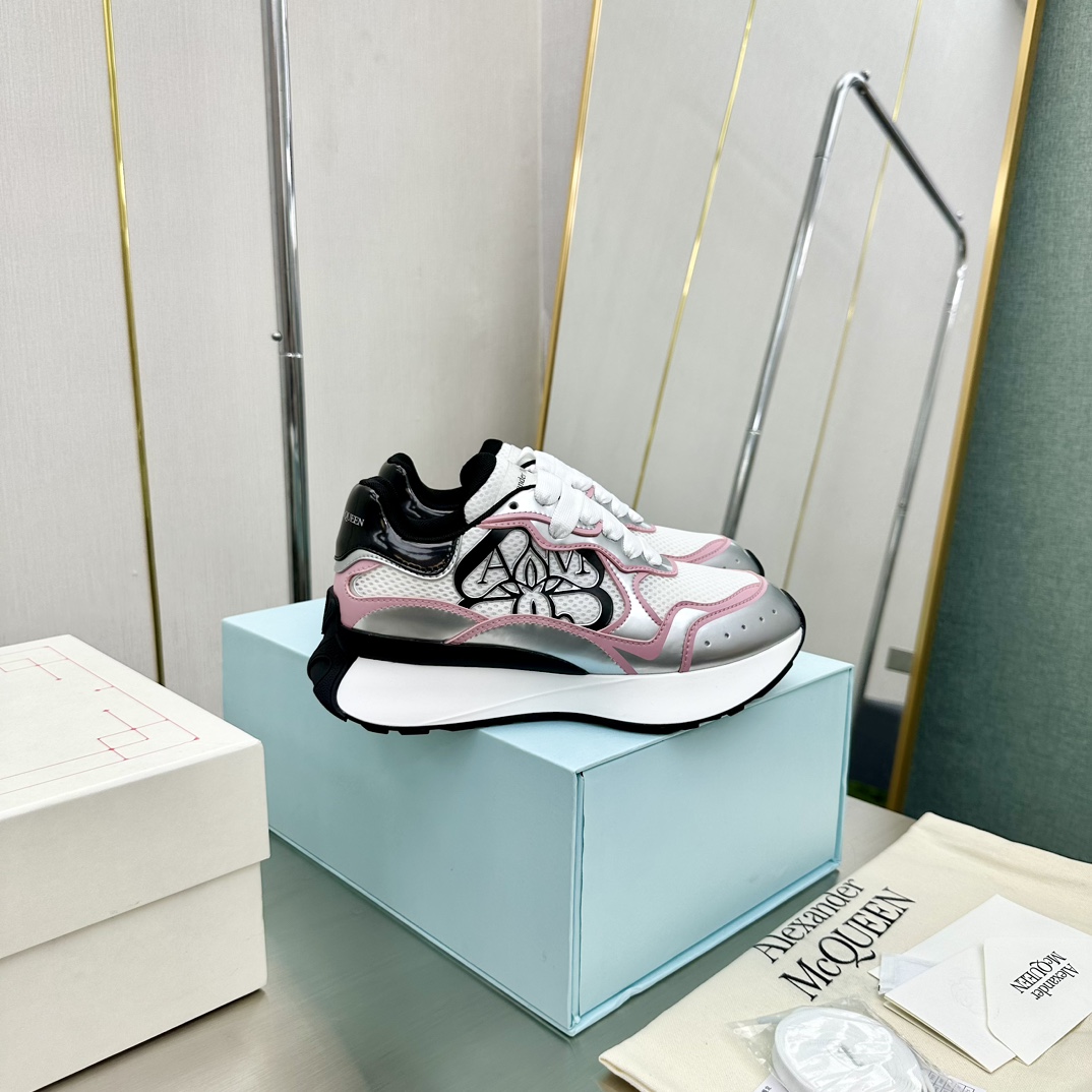 NO:545024,Top version, couple size 35-44 ALEXANDER MCQUEEN/Alexander McQueen's new Sprint sports running dad shoes in early spring. Top version Sprint Runner uses white imported environmentally friendly leather stitching and printed concave and convex font technology for the upper and outline Seal logo. Alexander McQueen's LUGO logo on the heel and tongue are signed by Alexander McQueen. The sports shoes use an oversized runner sole, which is comfortable and convenient for running. Fabric: calfskin and cloth.  Lining: Mesh lining and sheepskin lining. Filled heel, non-slip and wear-resistant back cover. Feet: Imported PoLo injection molded sheepskin feet. Outsole: PU vacuum film combined with TPU material. Standard size 35-44, women’s size 35-39.   Men's size 40-44, casual shoes/sports shoes, alexander mcqueen, sneakers, cowhide, sheepskin19860909顶级版本,情侣码35-44 ALEXANDER MCQUEEN/亚历山大.麦昆 早春新款Sprint运动跑步老爹鞋 顶级版本 Sprint Runner 采用了白色进口环保皮革拼接和印花凹凸字体工艺的鞋面与轮廓Seal标志. Alexander McQueen的LUGO标志后跟和鞋舌头与亚历山大麦昆签名.运动鞋采用了超大的跑步者鞋底,跑步起脚舒适方便. 面料:小牛皮与布搭配 里料:网里与羊皮里搭配 填充后跟防滑耐磨后套 垫脚:进口PoLo注塑羊皮垫脚 大底:PU真空吸膜结合TPU材质 标准码数35-44 女码35-39 男码40-44,休闲鞋/运动鞋,alexander mcqueen,sneakers,cowhide,sheepskin,Women's Shoes
