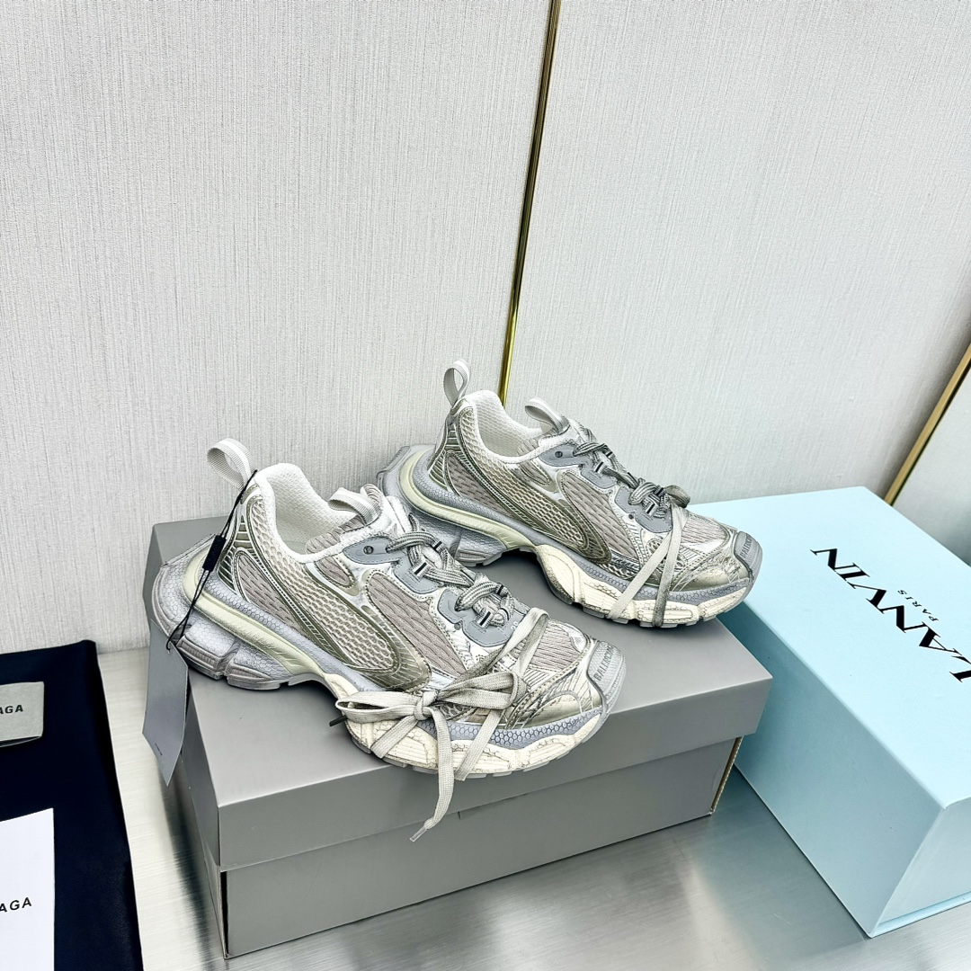 出厂价💰340
24春夏BALENCIAGA巴黎世家老爹鞋👉最新款
✨复古休闲运动鞋🥾系列推出探索时尚界对于原创与挪用的概念、以全新系列致敬传承与经典，
以标志性Balenciaga廓形和轮胎抽象大底，碰撞出诙谐又和谐的新创意
原版一比一做法、牛皮➕透气网布内里、独家组合大底、正品全套包装
码数女35-45