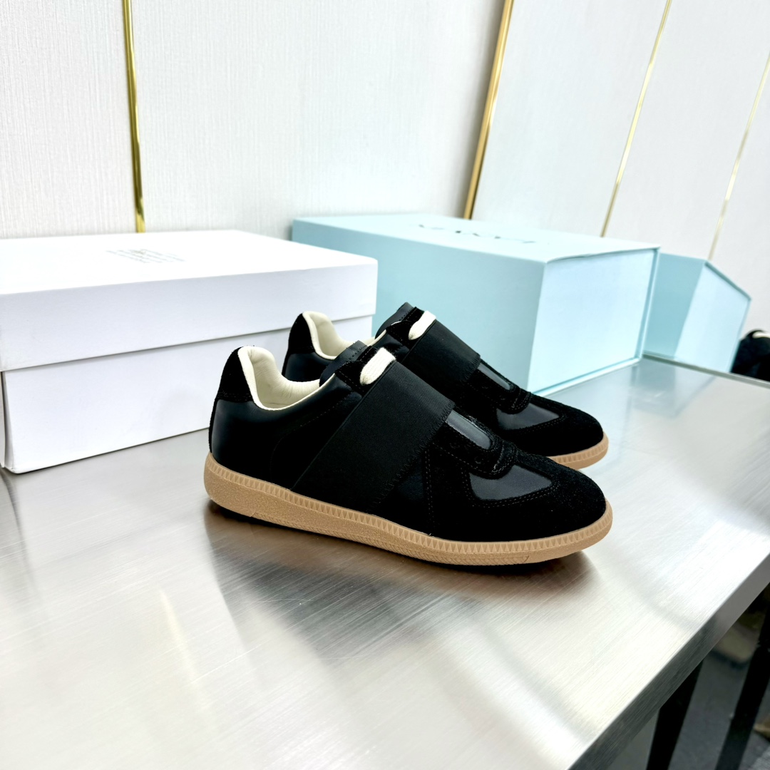 NO:629765,Women's 190, men's Xia Shangxin (thick-soled model) instantly increases the height of the foot by 8cm. WeChat TB store launched it hotly... Margiela De training shoes MM6 classic German new shoes, Maison Margiela, the first brand to bring moral training shoes into fashionable shoes, the oldest and oldest antique model, classic layout shape, timeless, high-style fashion babies have always favored it, and the style will not be discontinued at the counter!  If you scroll through Instagram and Xiaohongshu, you will find that almost all big-name celebrity bloggers have demonstrated this pair of shoes, a classic that will never fade!  The upper is made of cowhide, with thick platform TPU soles and breathable sheepskin lining for the feet, which is super soft and comfortable on the feet!  Top quality purchasing agent size women's size 35...45, casual shoes/sports shoes, masion margiela, masion margiela, sneakers, cowhide, sheepskin19860909女190,男 夏上新（松糕厚底款）上脚瞬间增高8cm,微商TB店家火爆推出…… 马吉拉德训鞋 MM6经典德军新款鞋,最早把德训鞋带入时尚鞋履的品牌maison margiela最老最老最老的古董款,经典的版面造型,历久弥新,高格调时尚宝宝一直对它青睐有加,专柜不会断的款式！ 翻一番ins 和小红书,你会发现几乎所有大牌明星博主都示范过这双鞋,永不褪色的经典作品！ 鞋面头层牛皮打造,松糕厚底tpu鞋底,内里垫脚透气羊皮,上脚超柔软舒适！ 顶级品质 代购级别 size女35...45,休闲鞋/运动鞋,masion margiela,masion margiela,sneakers,cowhide,sheepskin,Women's Shoes