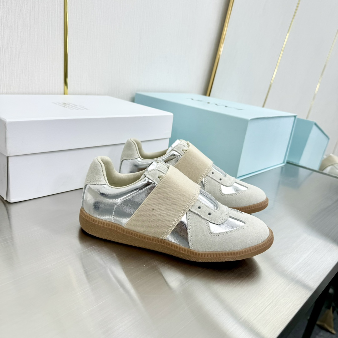 NO:629771,For women and men, Xia Shangxin (thick-soled platform model) instantly increases the height of the foot by 8cm. WeChat TB store has launched it... Margiela Detraining Shoes MM6 classic German new shoes, Maison Margiela, the first brand to bring moral training shoes into fashionable shoes, the oldest antique model, classic layout shape, timeless, high-style fashion babies have always favored it, and the style will not be discontinued at the counter!  If you scroll through Instagram and Xiaohongshu, you will find that almost all big-name celebrity bloggers have demonstrated this pair of shoes, a classic that will never fade!  The upper is made of cowhide, with thick platform TPU soles and breathable sheepskin lining for the feet, which is super soft and comfortable on the feet!  Top quality purchasing agent size women's size 35...45, casual shoes/sports shoes, masion margiela, masion margiela, sneakers, cowhide, sheepskin19860909女,男 夏上新（松糕厚底款）上脚瞬间增高8cm,微商TB店家火爆推出…… 马吉拉德训鞋 MM6经典德军新款鞋,最早把德训鞋带入时尚鞋履的品牌maison margiela最老最老最老的古董款,经典的版面造型,历久弥新,高格调时尚宝宝一直对它青睐有加,专柜不会断的款式！ 翻一番ins 和小红书,你会发现几乎所有大牌明星博主都示范过这双鞋,永不褪色的经典作品！ 鞋面头层牛皮打造,松糕厚底tpu鞋底,内里垫脚透气羊皮,上脚超柔软舒适！ 顶级品质 代购级别 size女35...45,休闲鞋/运动鞋,masion margiela,masion margiela,sneakers,cowhide,sheepskin,Women's Shoes