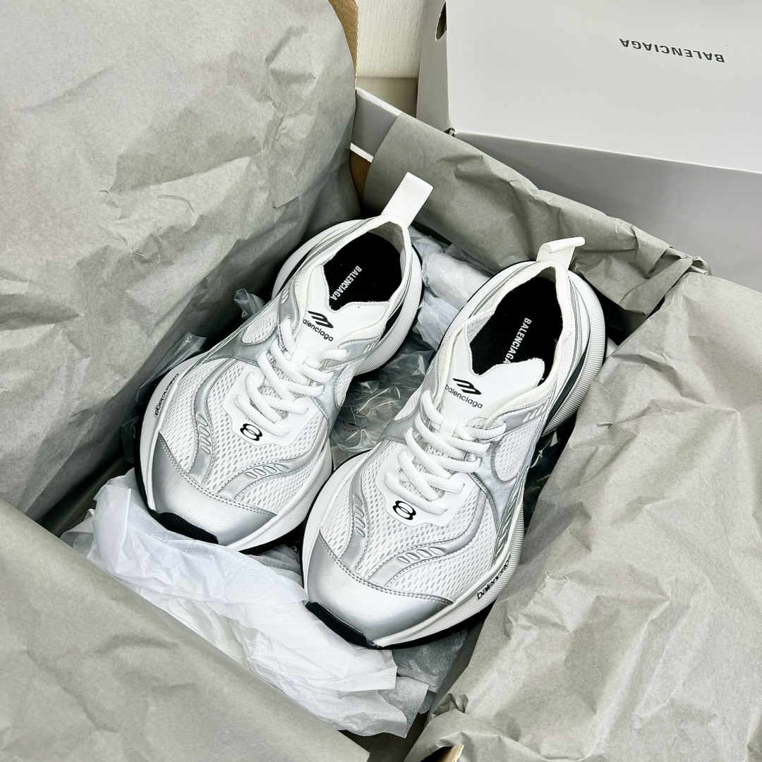 💰400💰顶级版本
Balenciaga 巴黎世家 老爹鞋鞋‼️
        休闲拖鞋系列推出探索时尚界对于原创与挪用的概念。亚力山卓•米开理以全新系列致敬传承与经典，以标志性balenciaga 廓形和镂空抽象大底，碰撞出诙谐又和谐的新创意 
码数女35-40
       男39-46