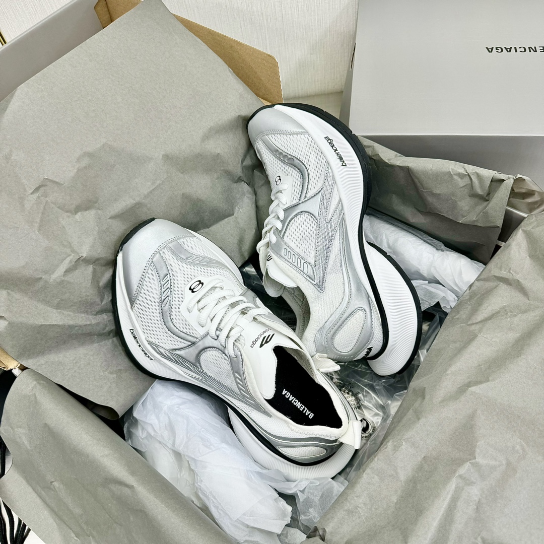 💰400💰顶级版本
Balenciaga 巴黎世家 老爹鞋鞋‼️
        休闲拖鞋系列推出探索时尚界对于原创与挪用的概念。亚力山卓•米开理以全新系列致敬传承与经典，以标志性balenciaga 廓形和镂空抽象大底，碰撞出诙谐又和谐的新创意 
码数女35-40
       男39-46