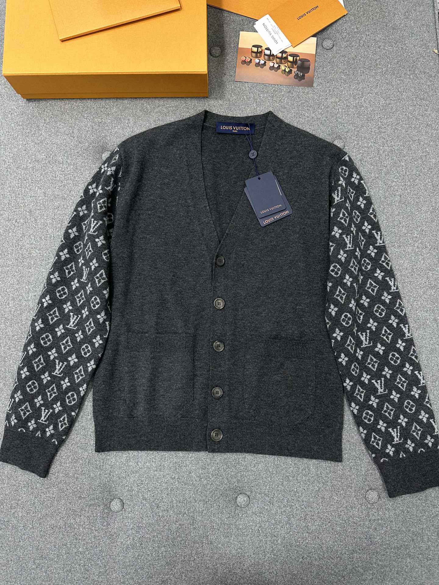 루이비통 여성 가디건 129805 Louis Vuitton Cardigan 썸네일 이미지