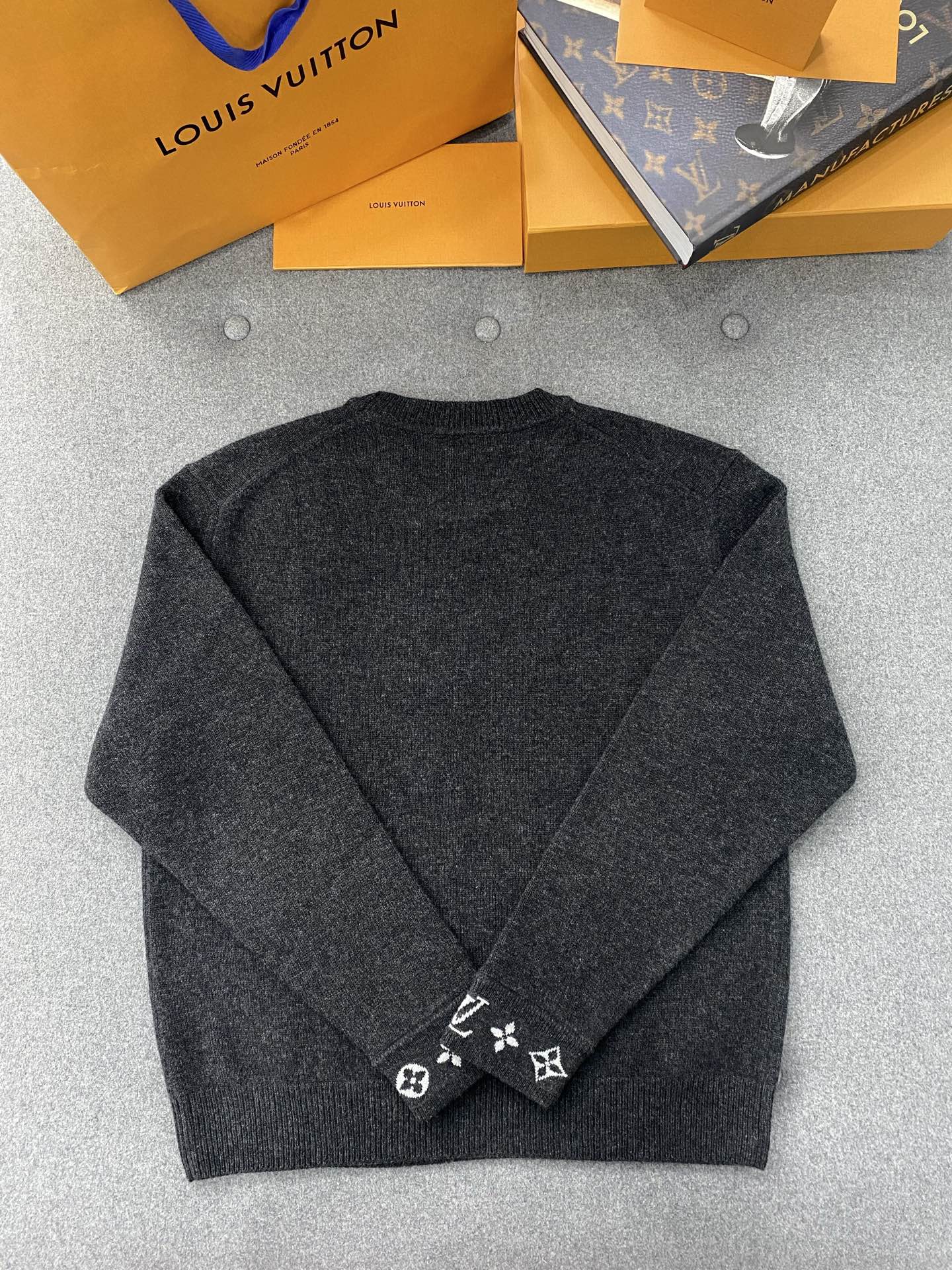 루이비통 남성 니트 129753 Louis Vuitton Knit 썸네일 이미지