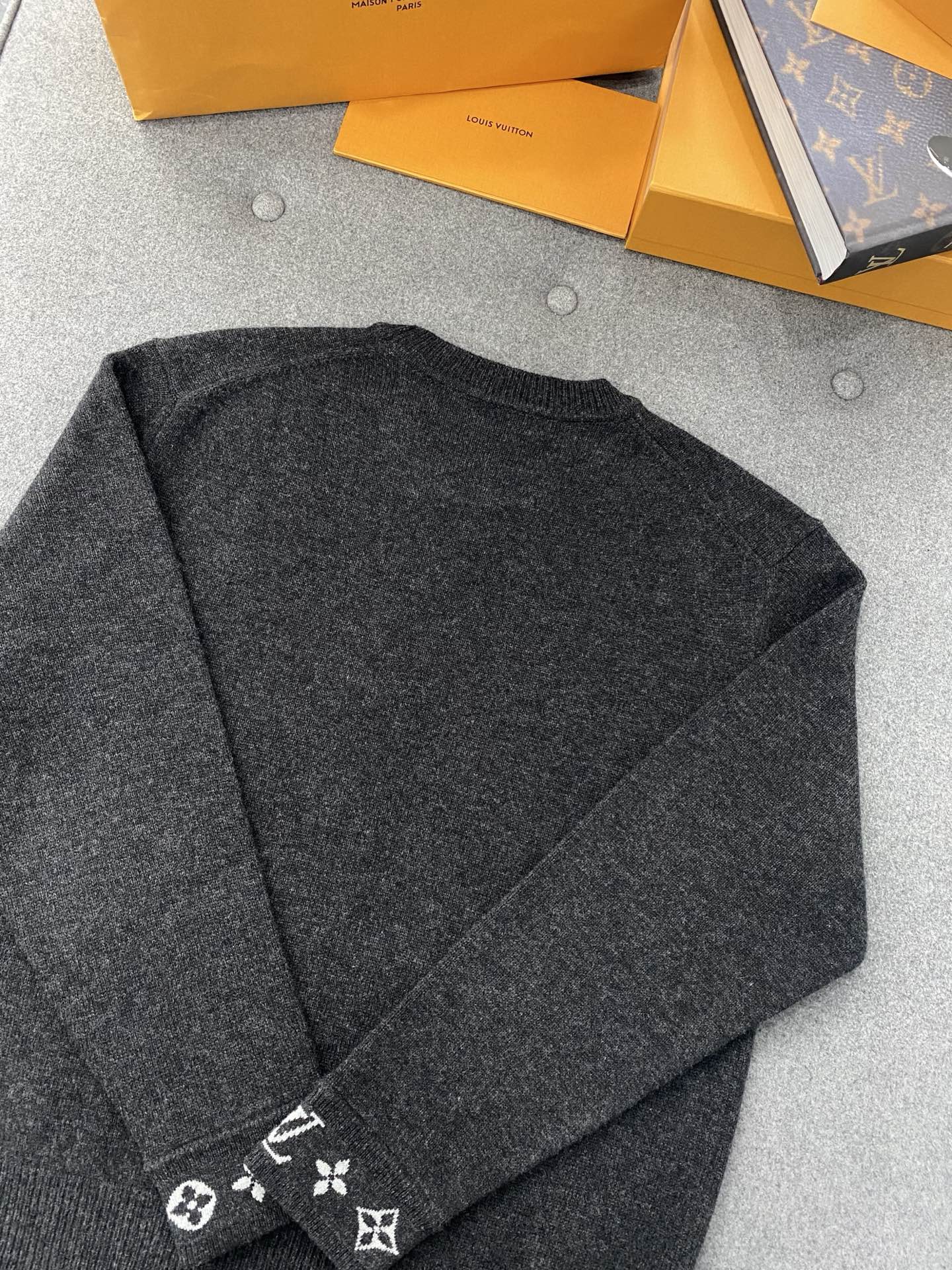 루이비통 남성 니트 129753 Louis Vuitton Knit 썸네일 이미지