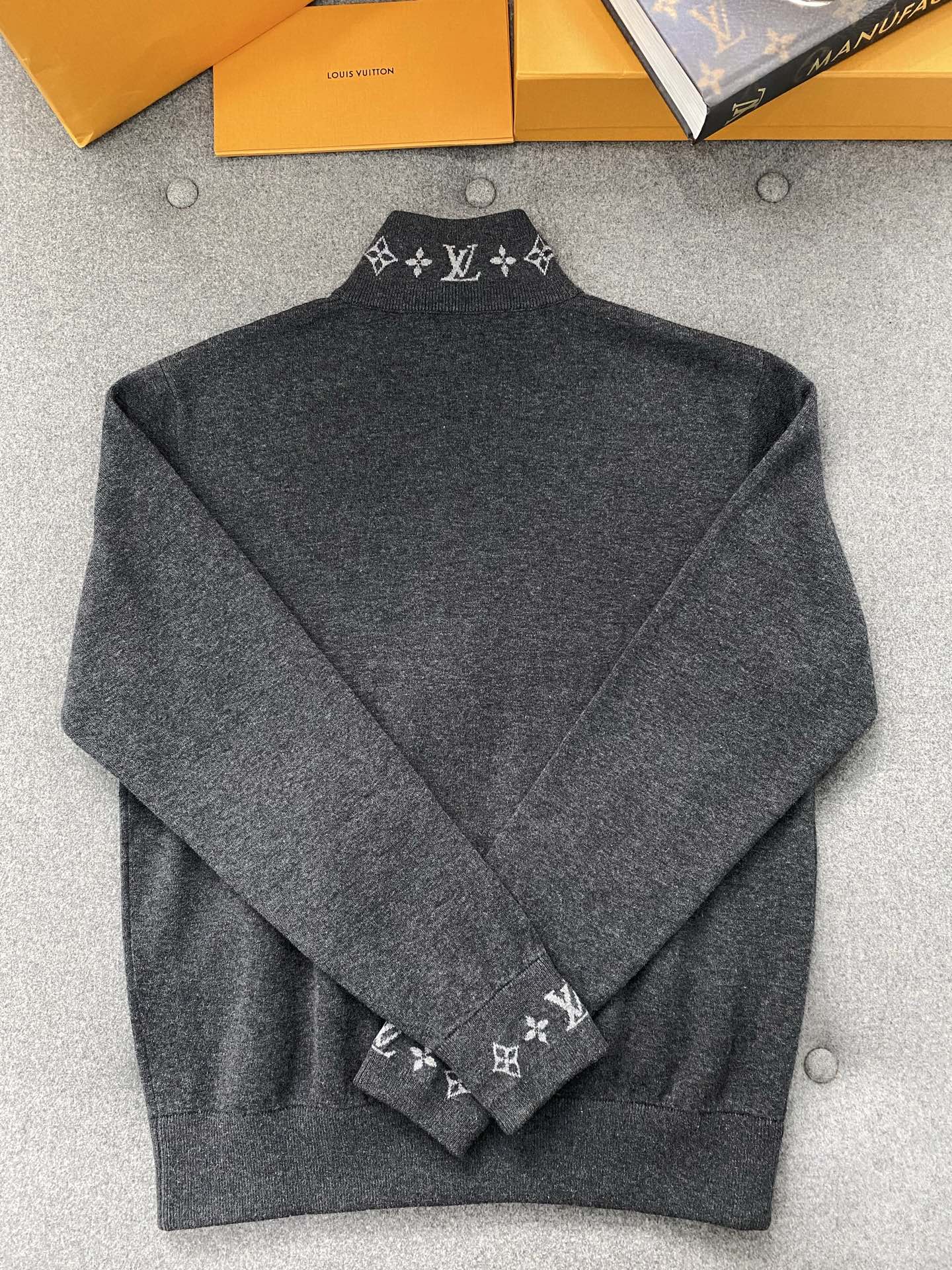 루이비통 남성 가디건 129760 Louis Vuitton Cardigan 썸네일 이미지