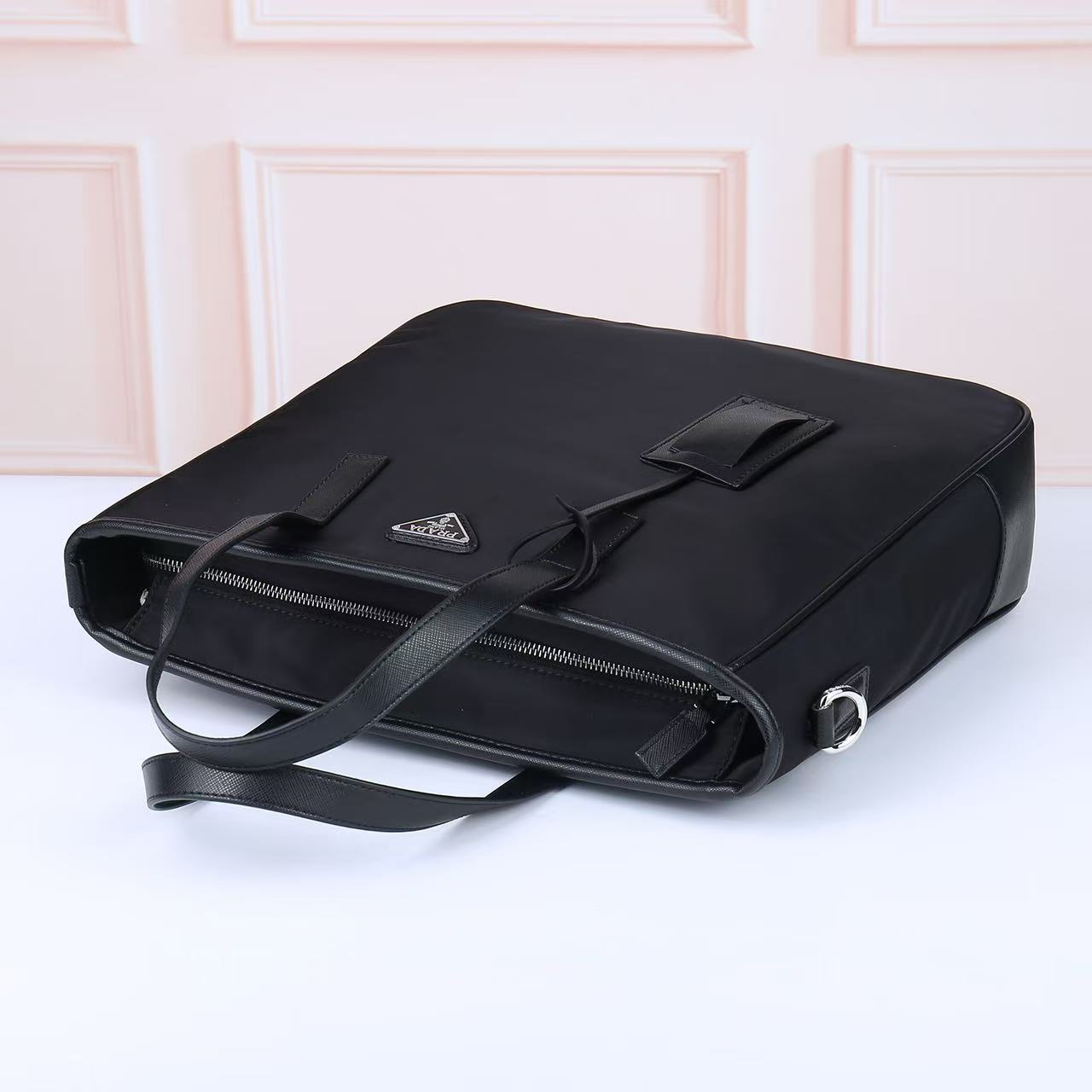  🎉2064购物袋😘😘这款尼龙托特包呈现极简主义设计风格，流露摩登气息。采用进口尼龙布料和Saffian