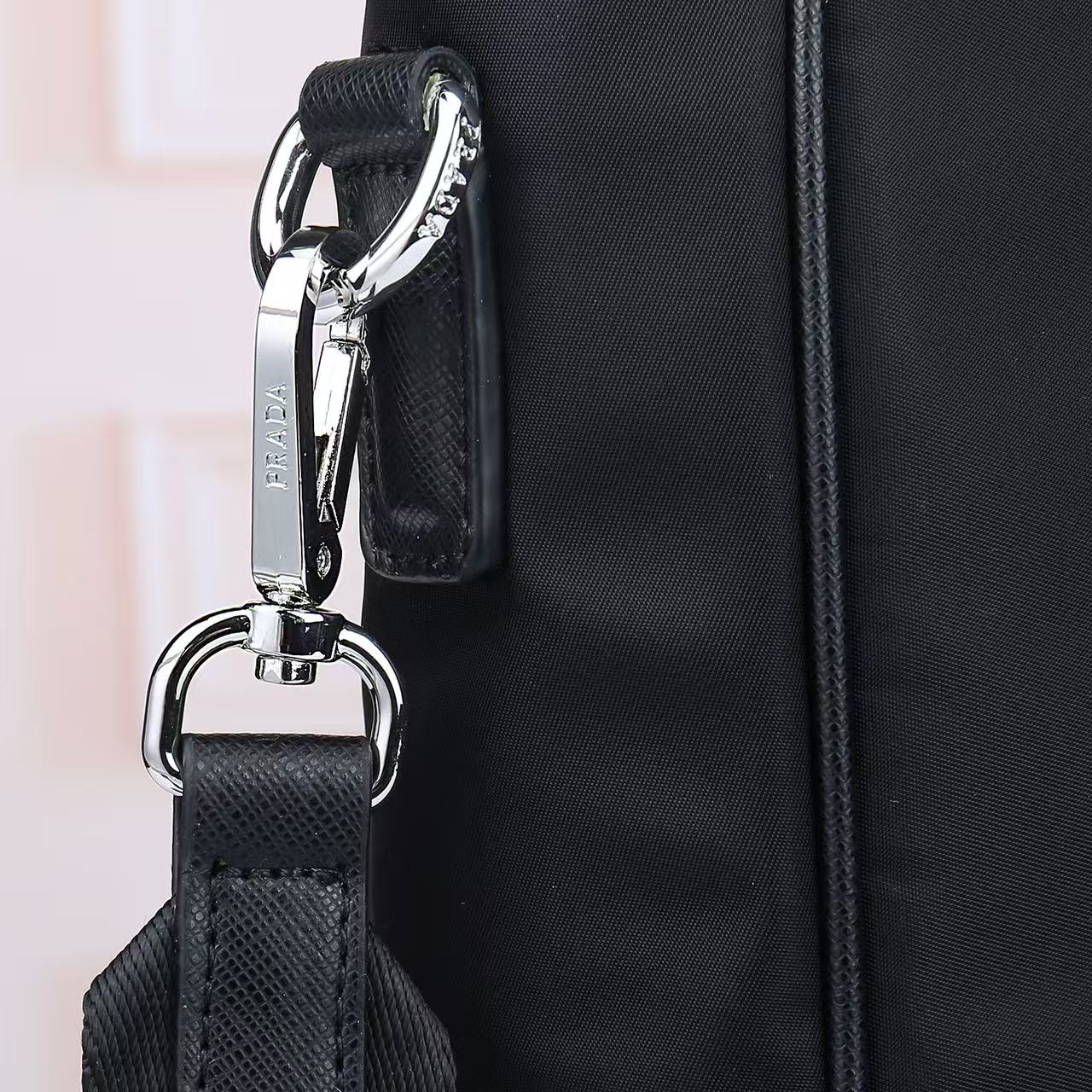  🎉2064购物袋😘😘这款尼龙托特包呈现极简主义设计风格，流露摩登气息。采用进口尼龙布料和Saffian