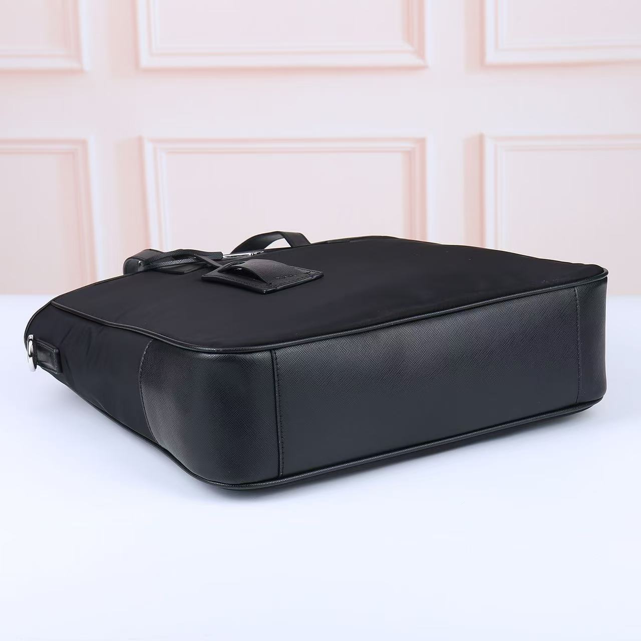  🎉2064购物袋😘😘这款尼龙托特包呈现极简主义设计风格，流露摩登气息。采用进口尼龙布料和Saffian