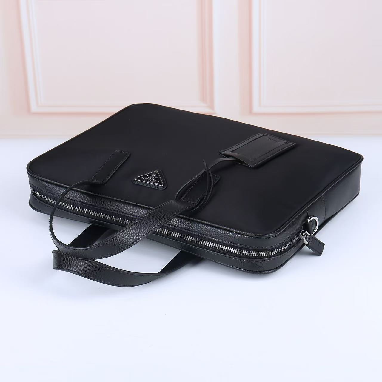 ✨PR@DA尼龙公文包2368
进口降落伞尼龙面料+Saffiano十字纹皮
经典三角标，最新轻薄款型十