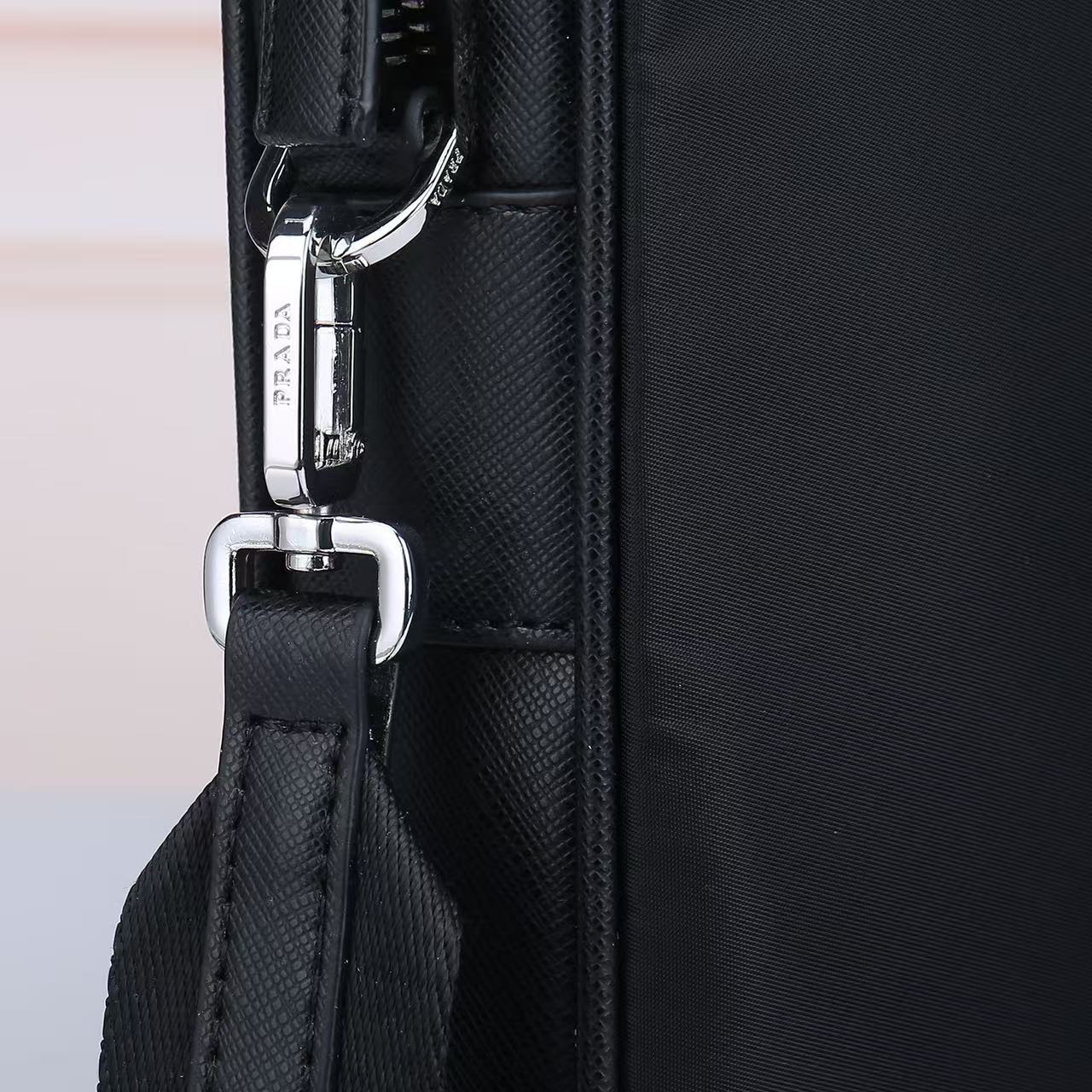 ✨PR@DA尼龙公文包2368
进口降落伞尼龙面料+Saffiano十字纹皮
经典三角标，最新轻薄款型十