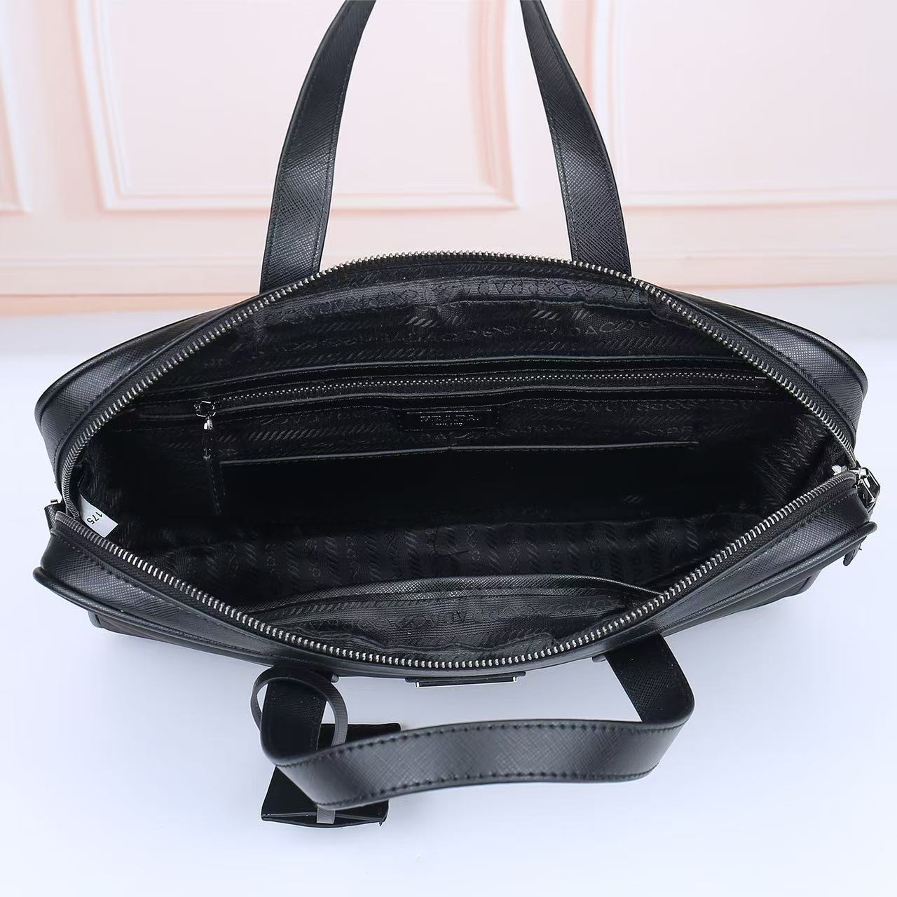 ✨PR@DA尼龙公文包2368
进口降落伞尼龙面料+Saffiano十字纹皮
经典三角标，最新轻薄款型十