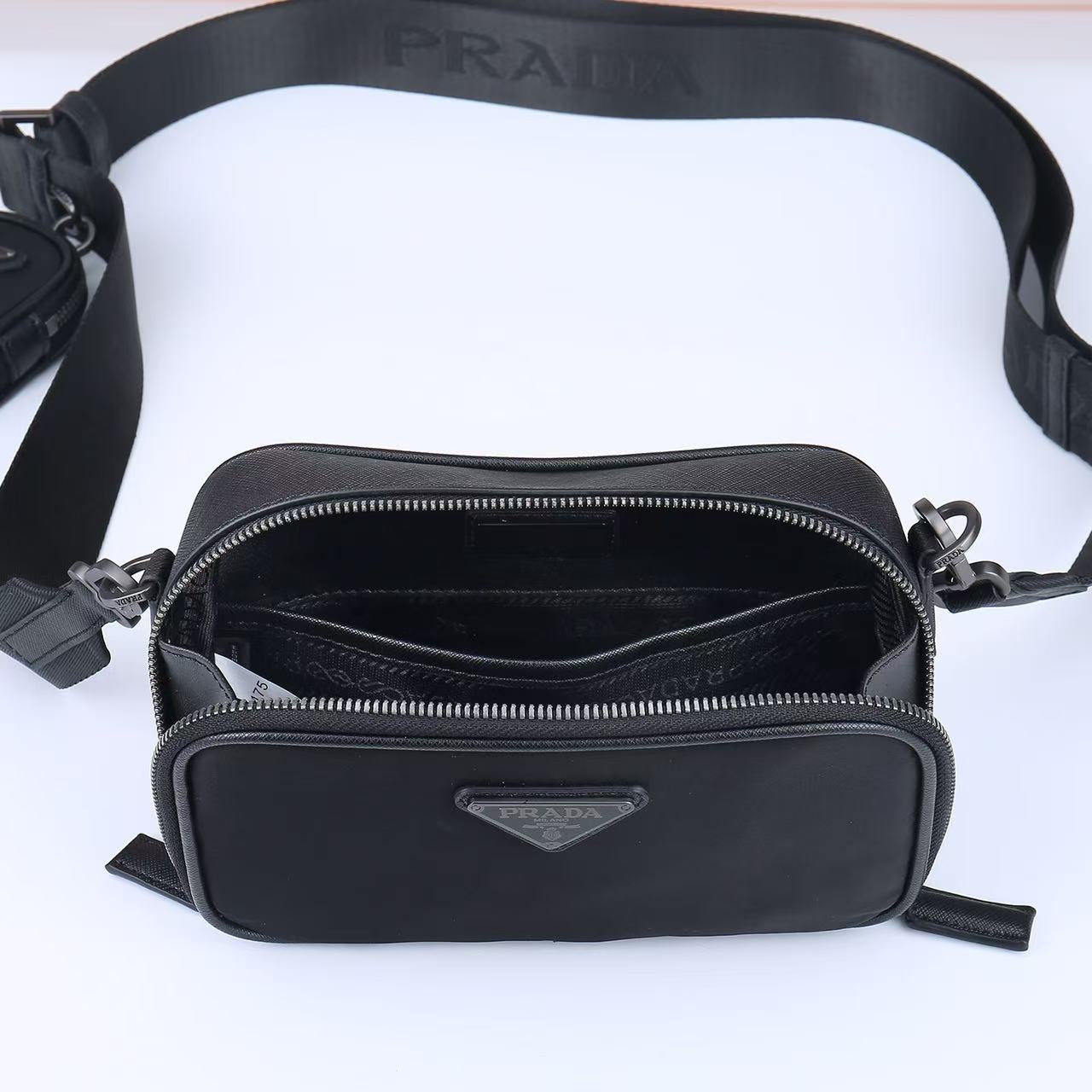 款号=2070🎁🎁标志性的Prada男士手袋于新系列中重新诠释，选材再生尼龙和Saffiano皮革塑造简