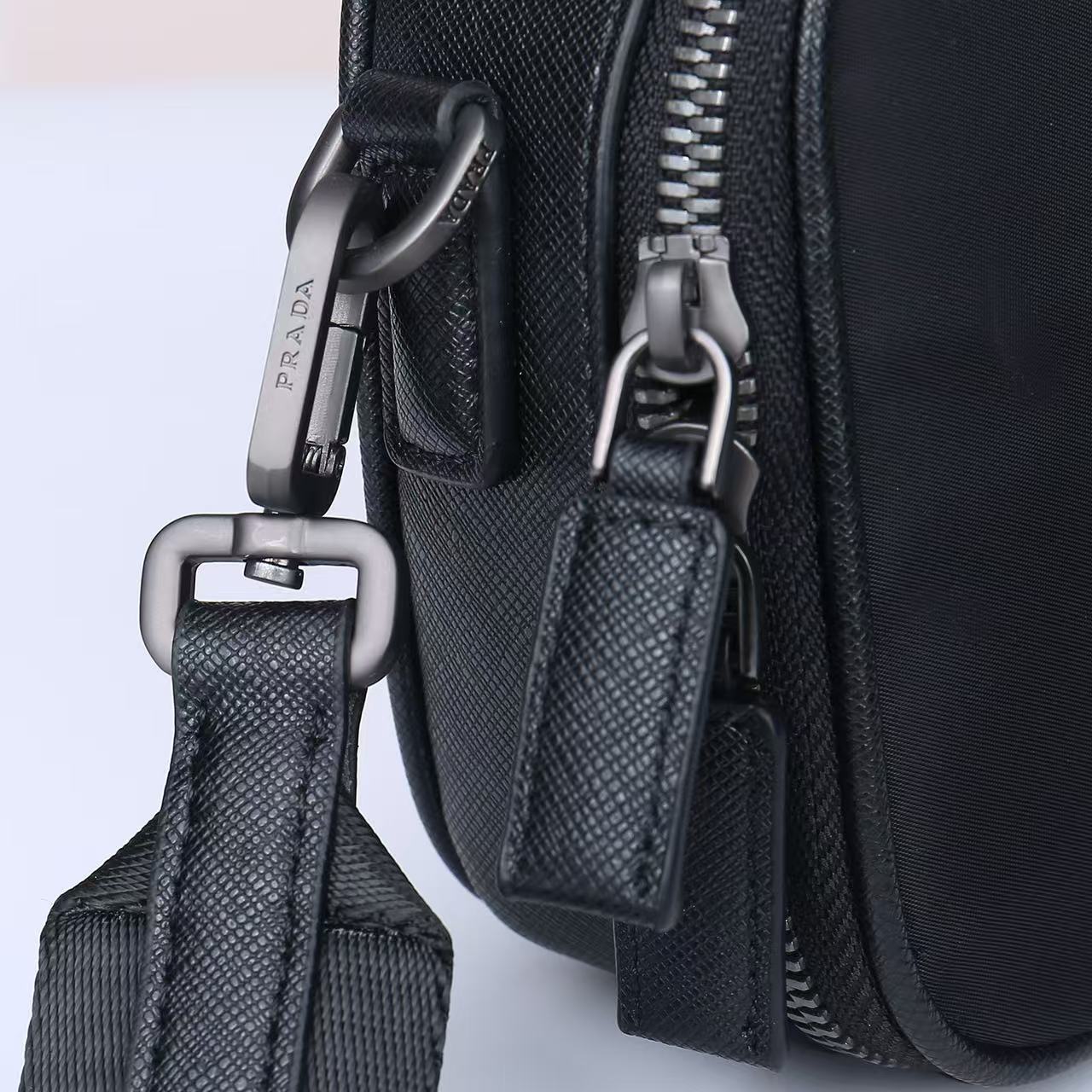 款号=2070🎁🎁标志性的Prada男士手袋于新系列中重新诠释，选材再生尼龙和Saffiano皮革塑造简