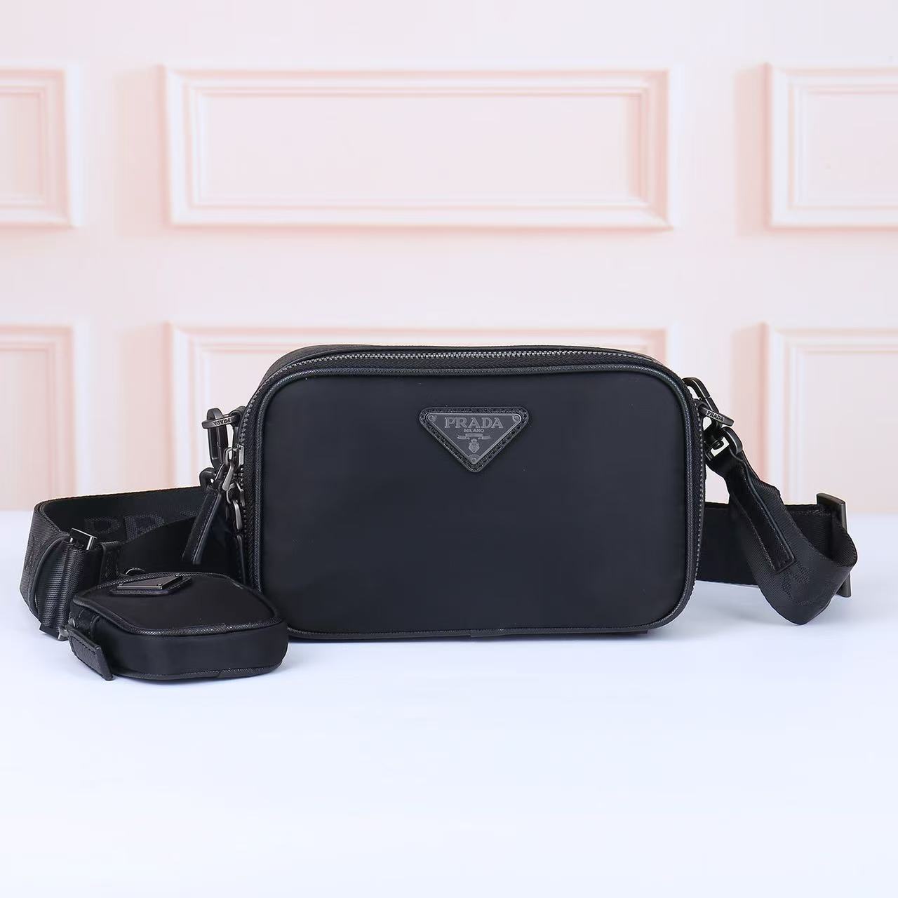 款号=2070🎁🎁标志性的Prada男士手袋于新系列中重新诠释，选材再生尼龙和Saffiano皮革塑造简