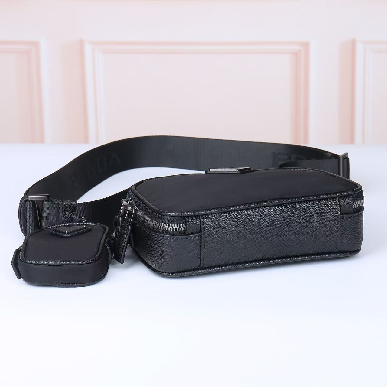 款号=2070🎁🎁标志性的Prada男士手袋于新系列中重新诠释，选材再生尼龙和Saffiano皮革塑造简