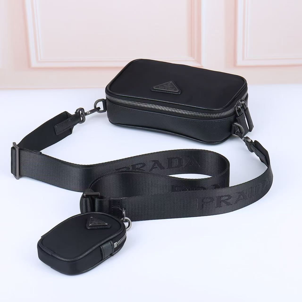 款号=2070🎁🎁标志性的Prada男士手袋于新系列中重新诠释，选材再生尼龙和Saffiano皮革塑造简