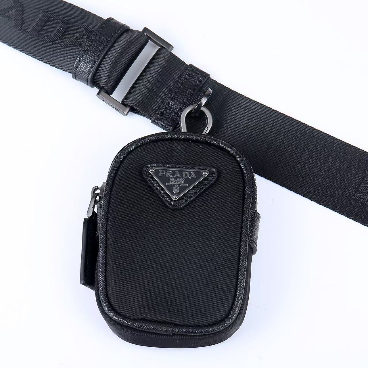 款号=2070🎁🎁标志性的Prada男士手袋于新系列中重新诠释，选材再生尼龙和Saffiano皮革塑造简