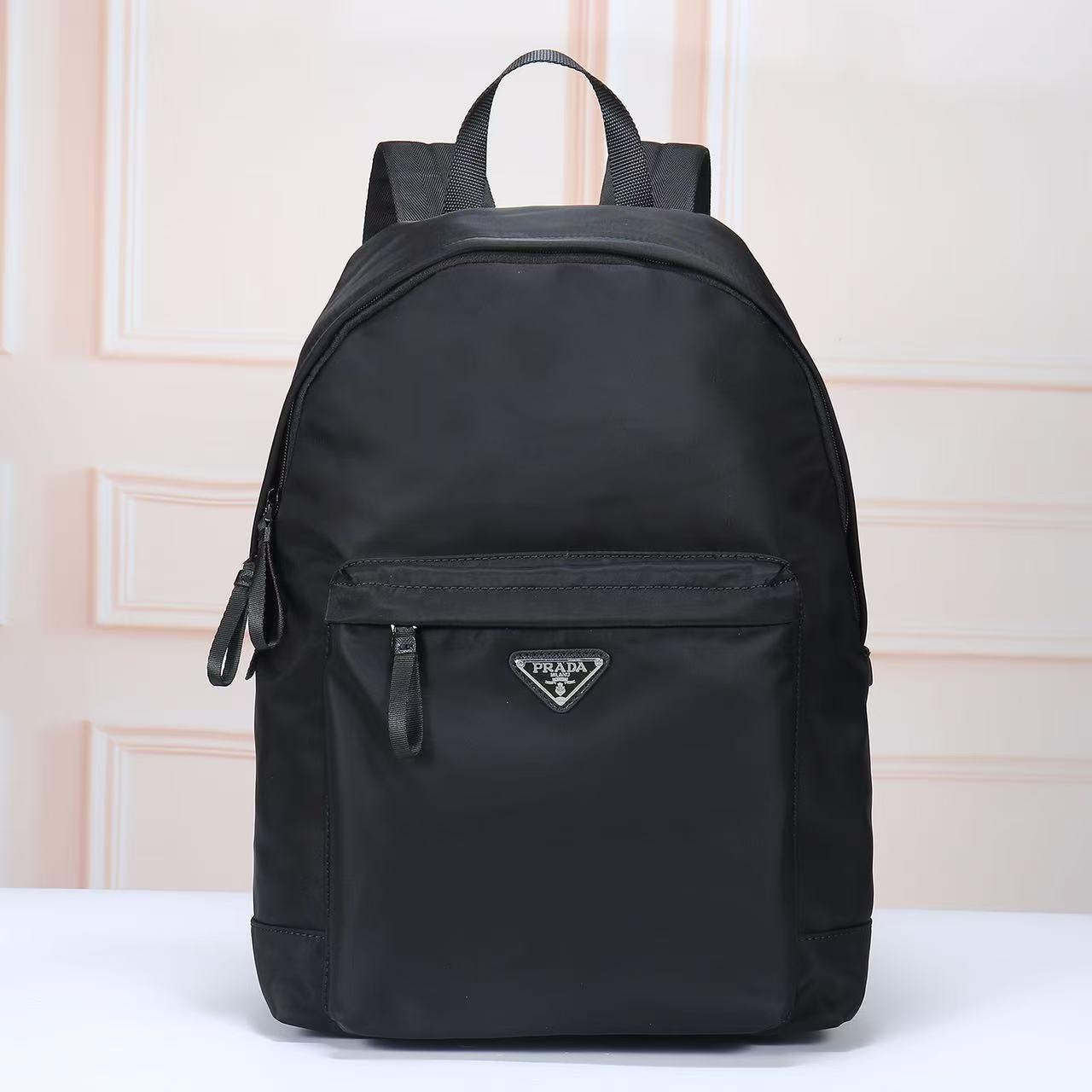 双肩背包2371 采用进口Saffiano皮革材质和进口尼龙布料，可调式尼龙肩带，拉丝金属配件，这款尼龙