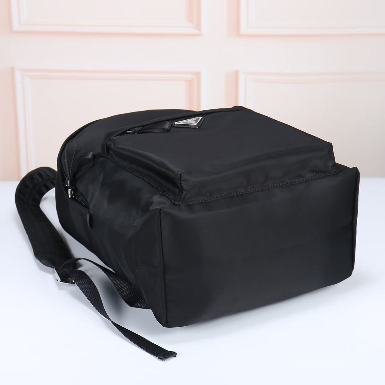 双肩背包2371 采用进口Saffiano皮革材质和进口尼龙布料，可调式尼龙肩带，拉丝金属配件，这款尼龙