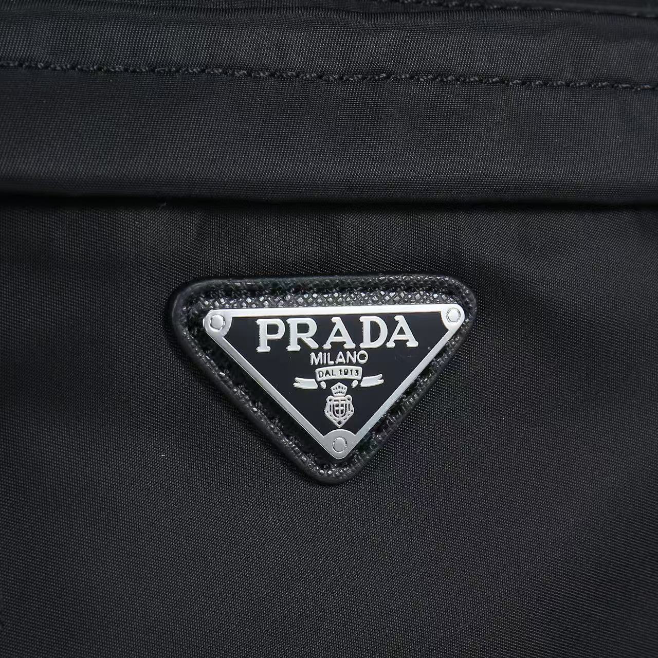 双肩背包2371 采用进口Saffiano皮革材质和进口尼龙布料，可调式尼龙肩带，拉丝金属配件，这款尼龙