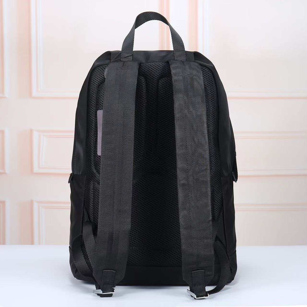 双肩背包2371 采用进口Saffiano皮革材质和进口尼龙布料，可调式尼龙肩带，拉丝金属配件，这款尼龙