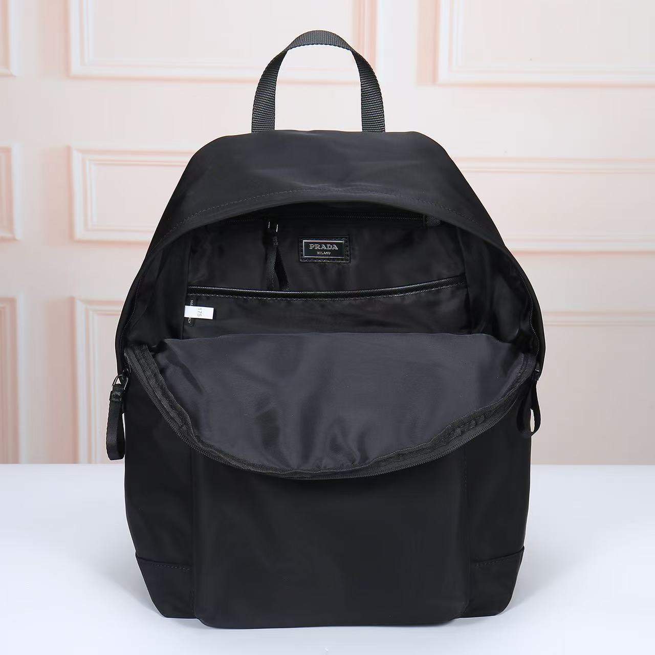 双肩背包2371 采用进口Saffiano皮革材质和进口尼龙布料，可调式尼龙肩带，拉丝金属配件，这款尼龙