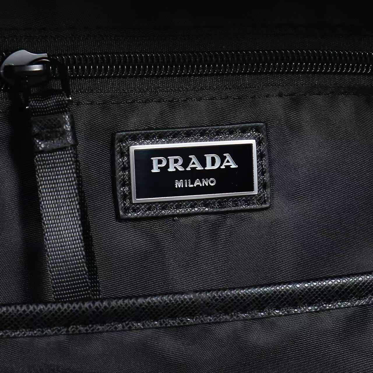 双肩背包2371 采用进口Saffiano皮革材质和进口尼龙布料，可调式尼龙肩带，拉丝金属配件，这款尼龙