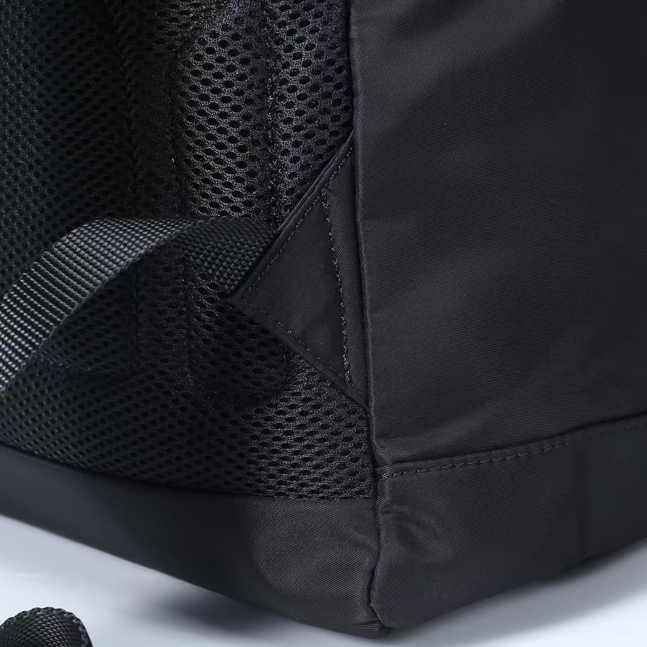 双肩背包2371 采用进口Saffiano皮革材质和进口尼龙布料，可调式尼龙肩带，拉丝金属配件，这款尼龙